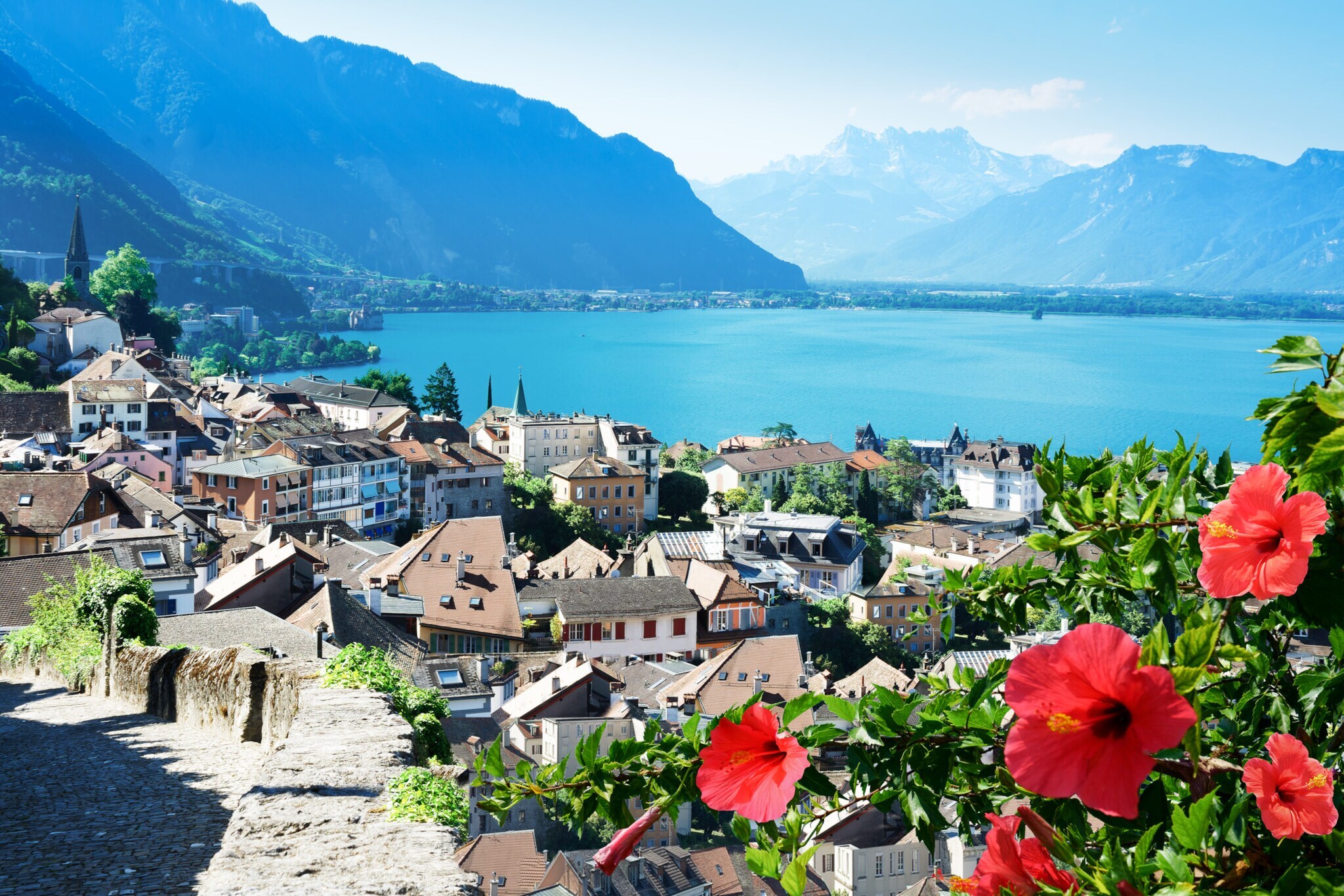Die Altstadt von Montreux mit Blick auf den Genfer See und die Schweizer Berge.