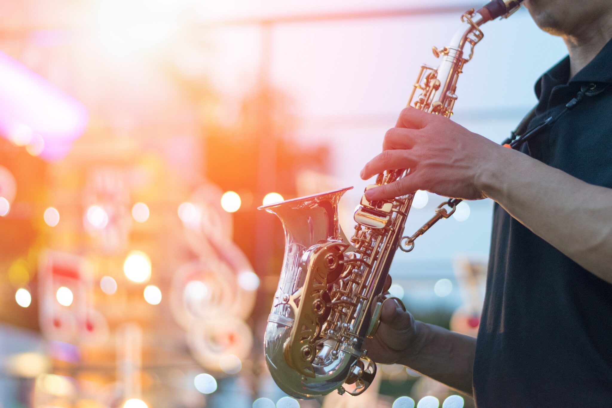 Ein Saxphonspieler steht auf einer Bühne. Ein Saxphonspieler steht auf einer Bühne.