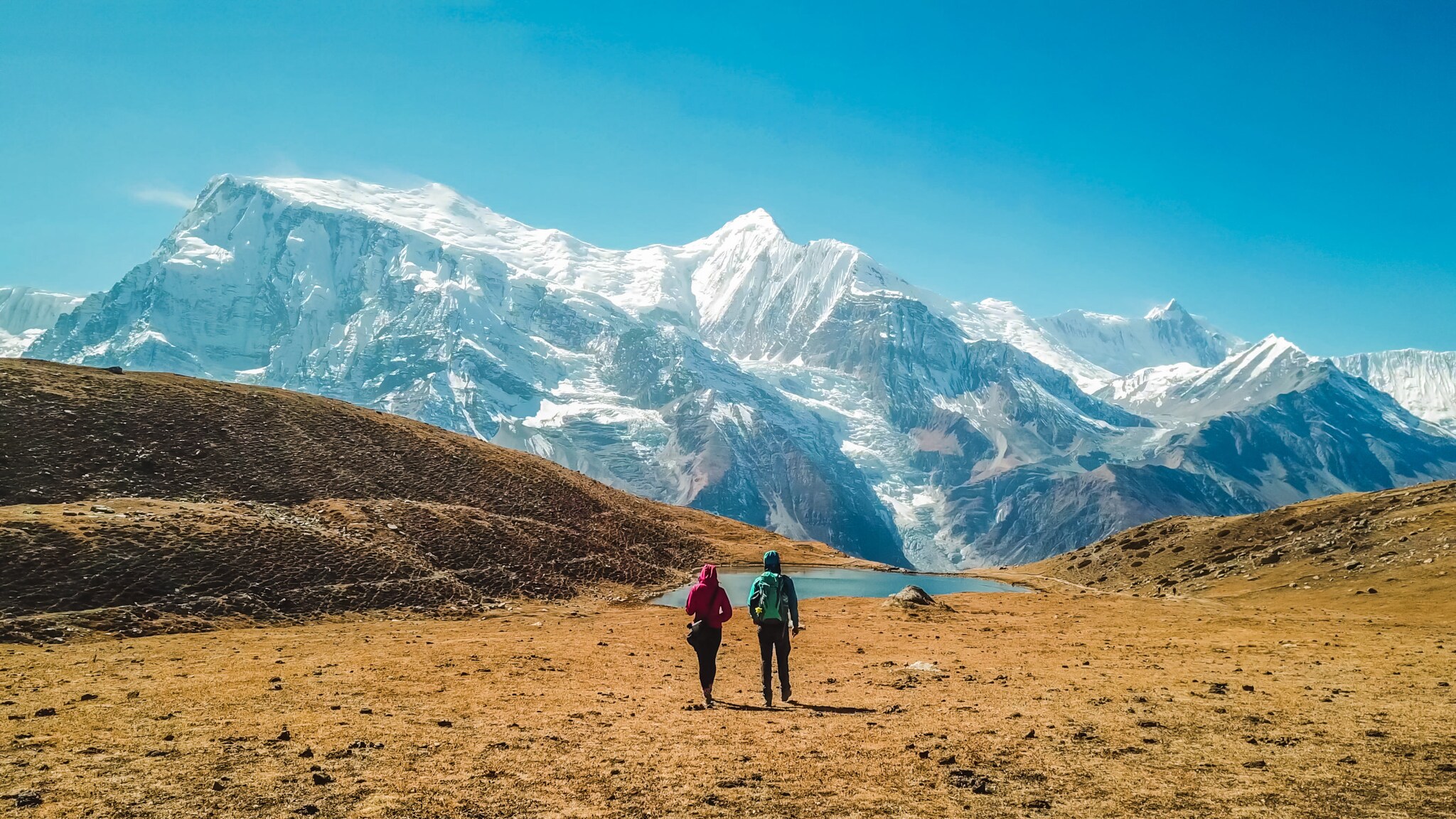 Zwei Personen auf einer Hochebene vor schneebedeckten Gipfeln des Himalayas. Zwei Personen auf einer Hochebene vor schneebedeckten Gipfeln des Himalayas.