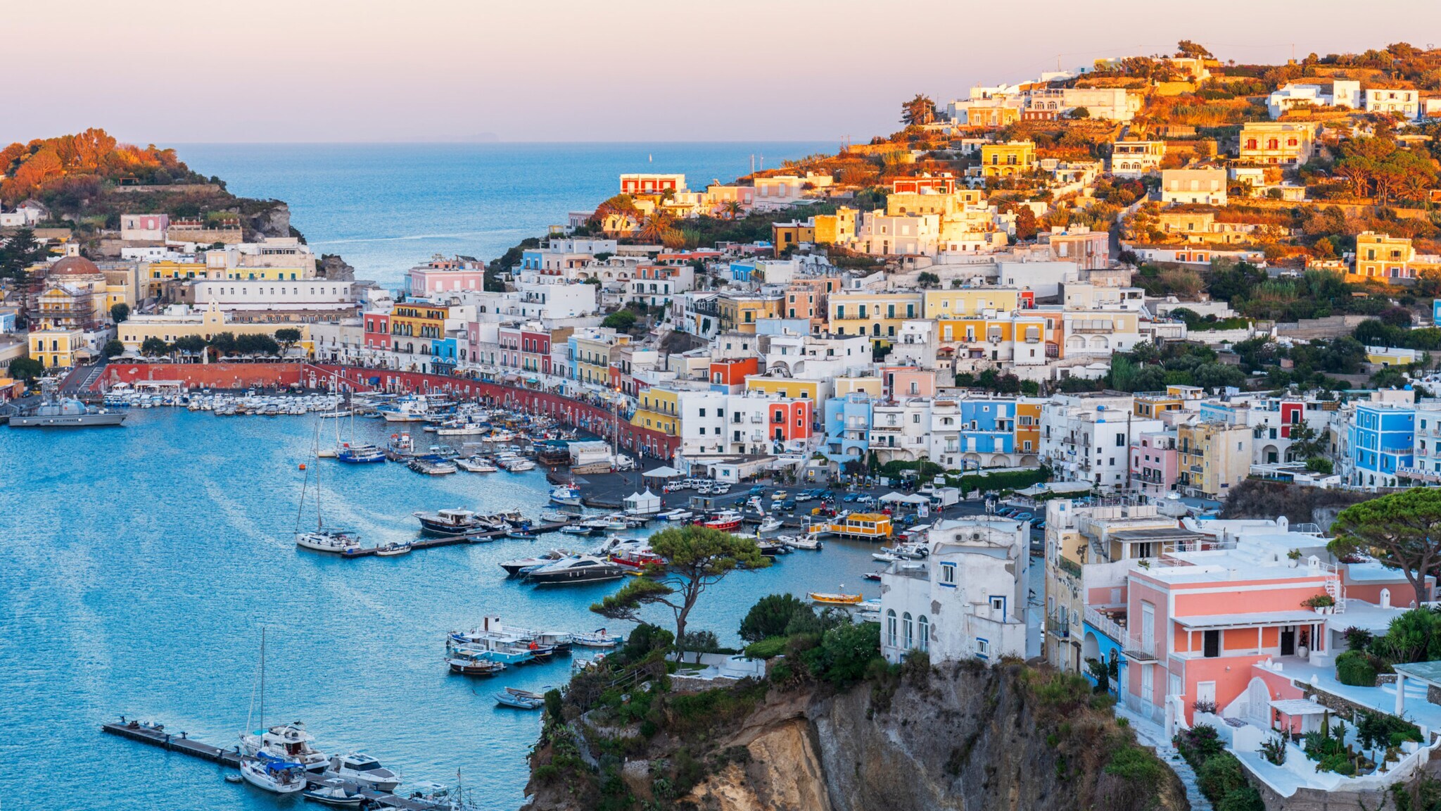 Luftaufnahme auf den Hafen der Insel Ponza.