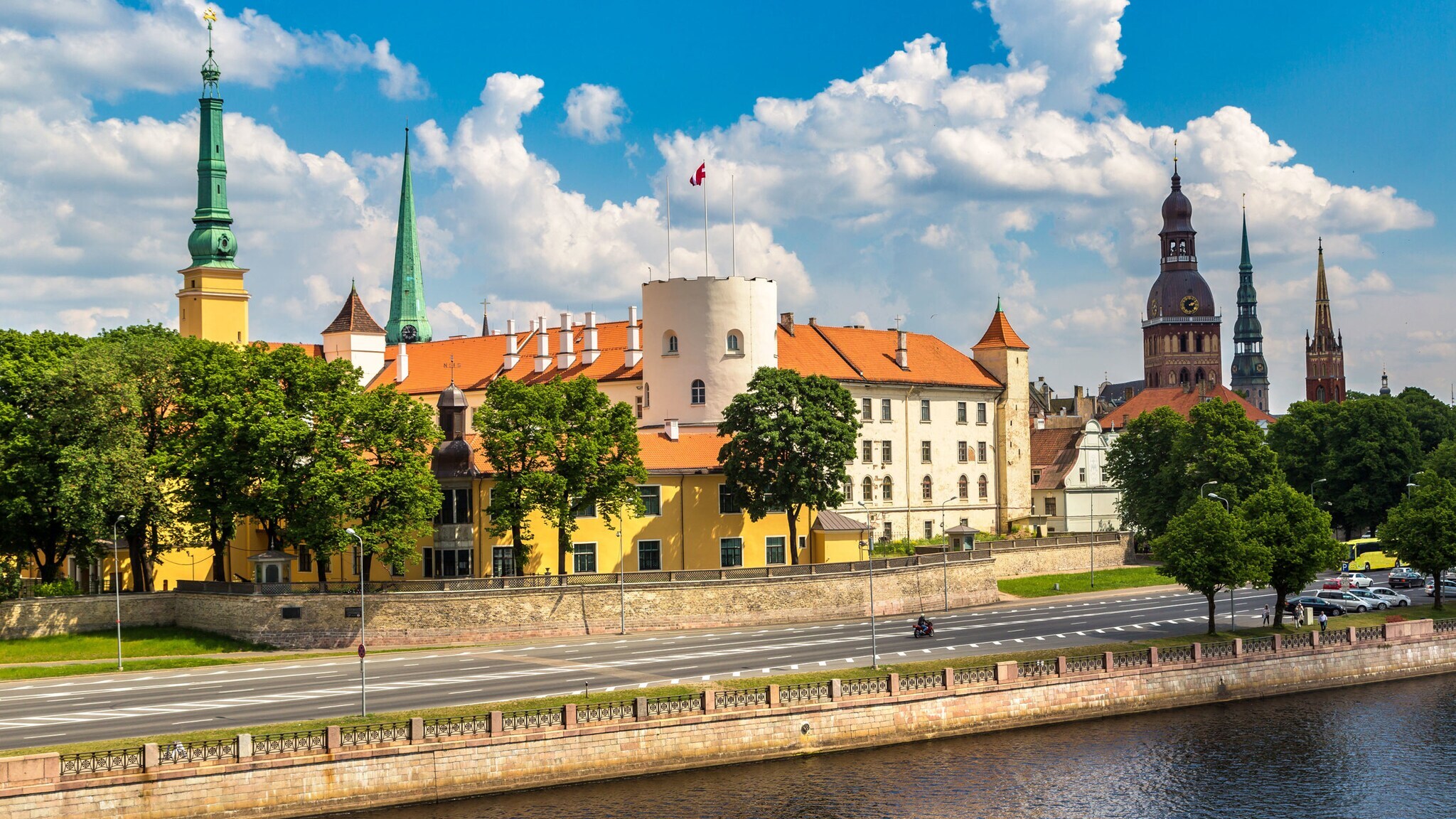 Schlosskomplex am Ufer eines Flusses im Stadtzentrum von Riga.