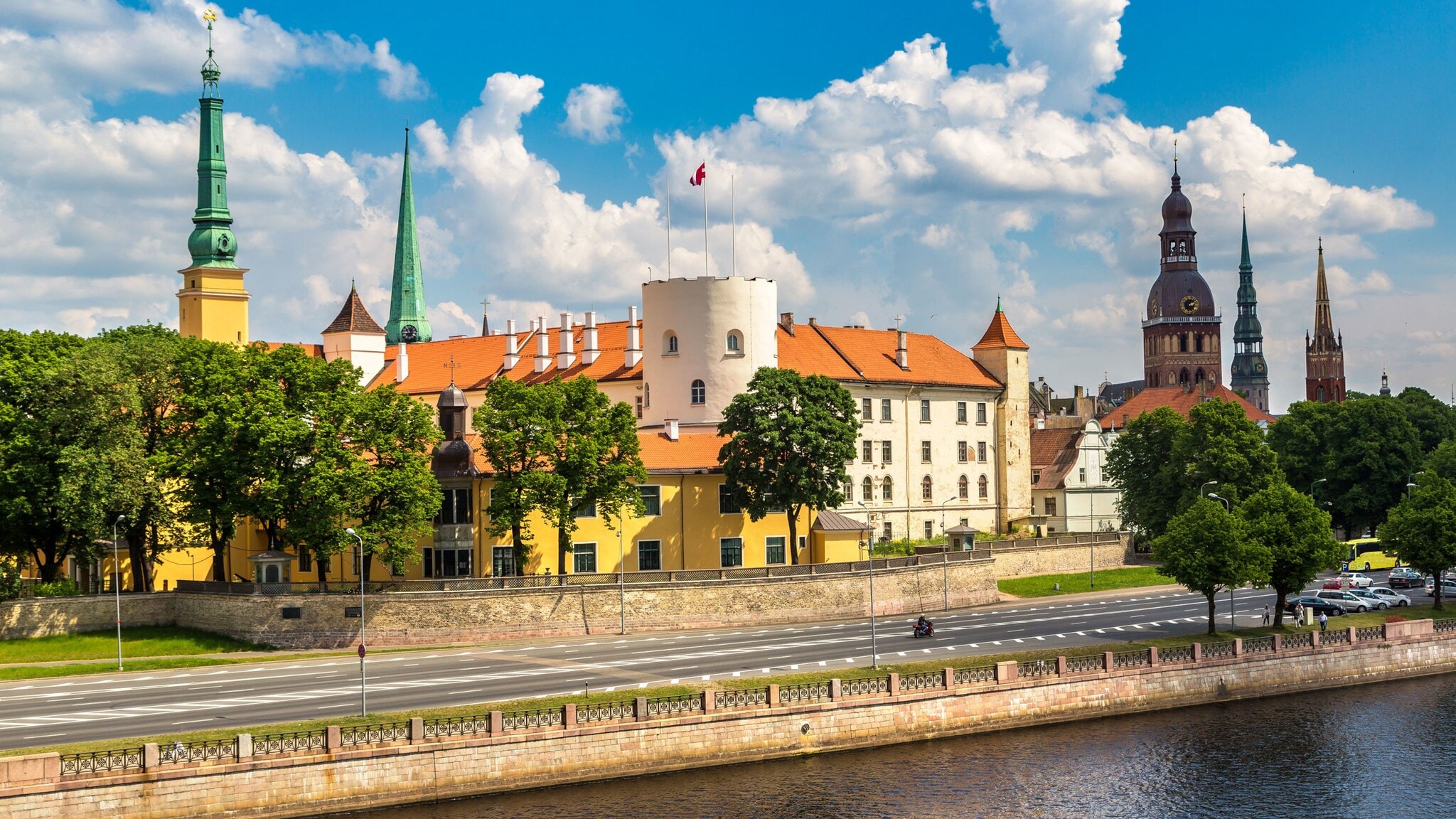 Schlosskomplex am Ufer eines Flusses im Stadtzentrum von Riga. Schlosskomplex am Ufer eines Flusses im Stadtzentrum von Riga.