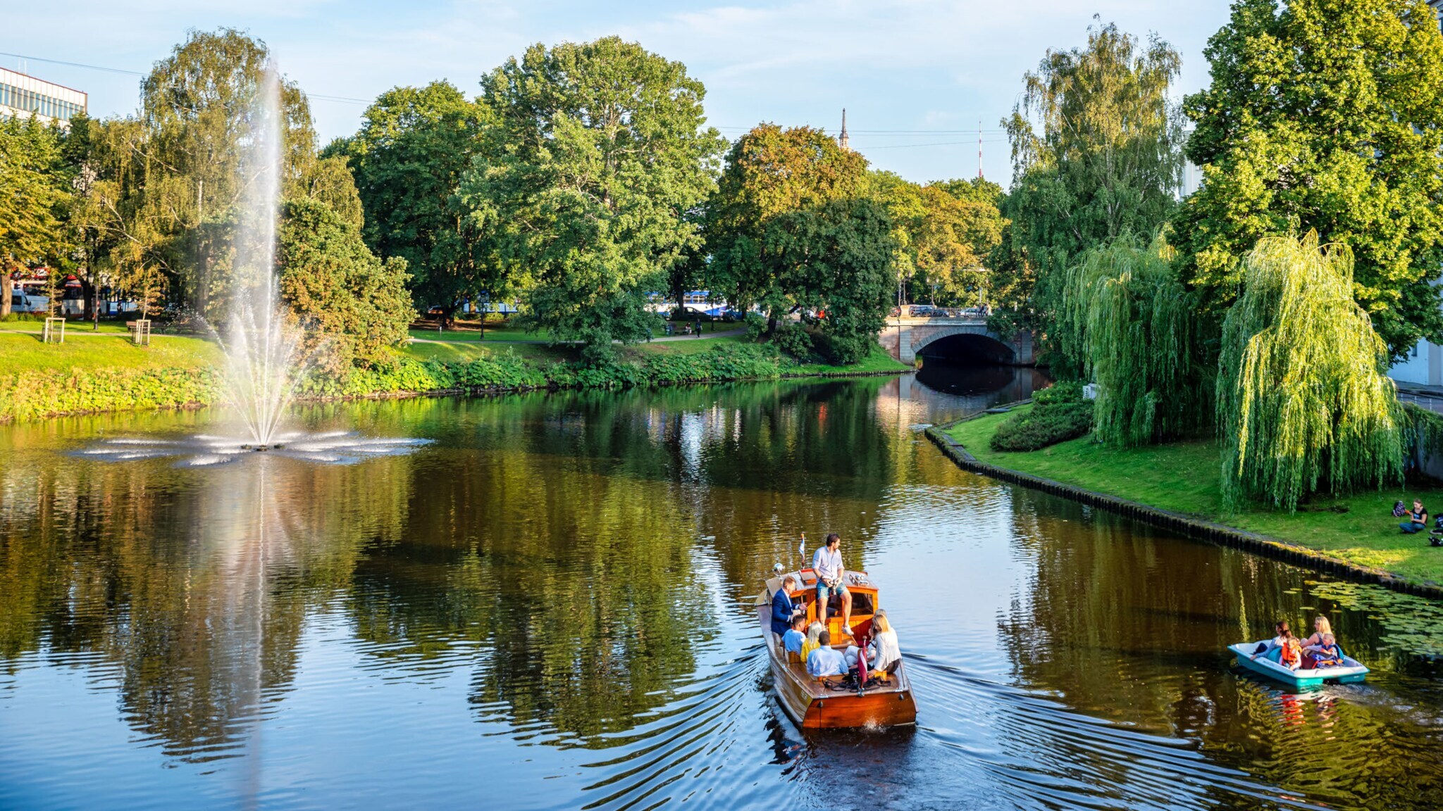 Kleine Boote auf einem Kanal in einer Parkanlage im Stadtzentrum. Kleine Boote auf einem Kanal in einer Parkanlage im Stadtzentrum.