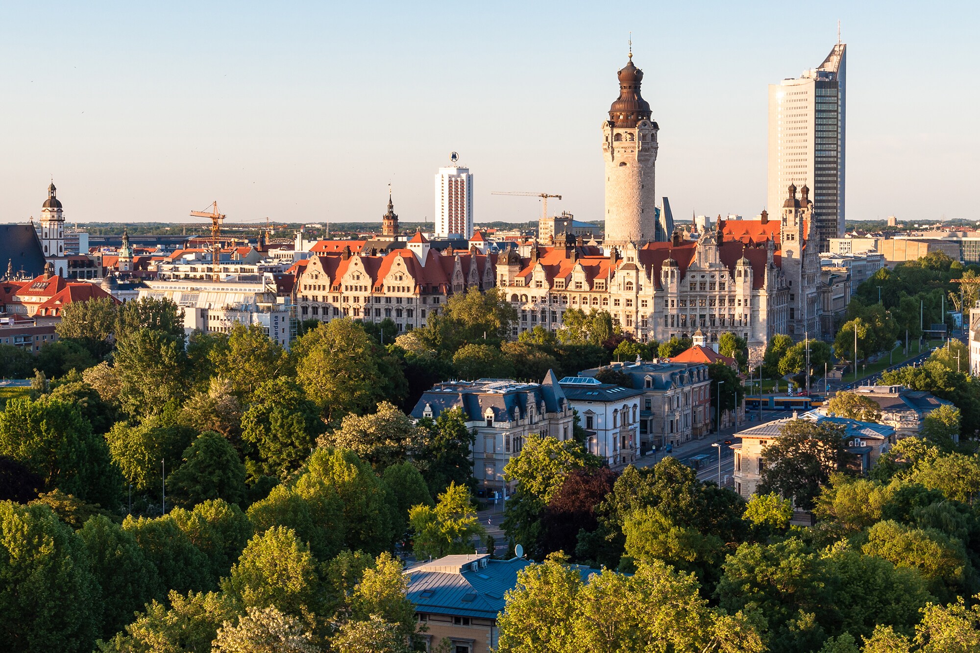 Feierabend in Leipzig: Geheimtipps für deine Dienstreise Die Fotografie zeigt die Skyline von Leipzig am Abend.