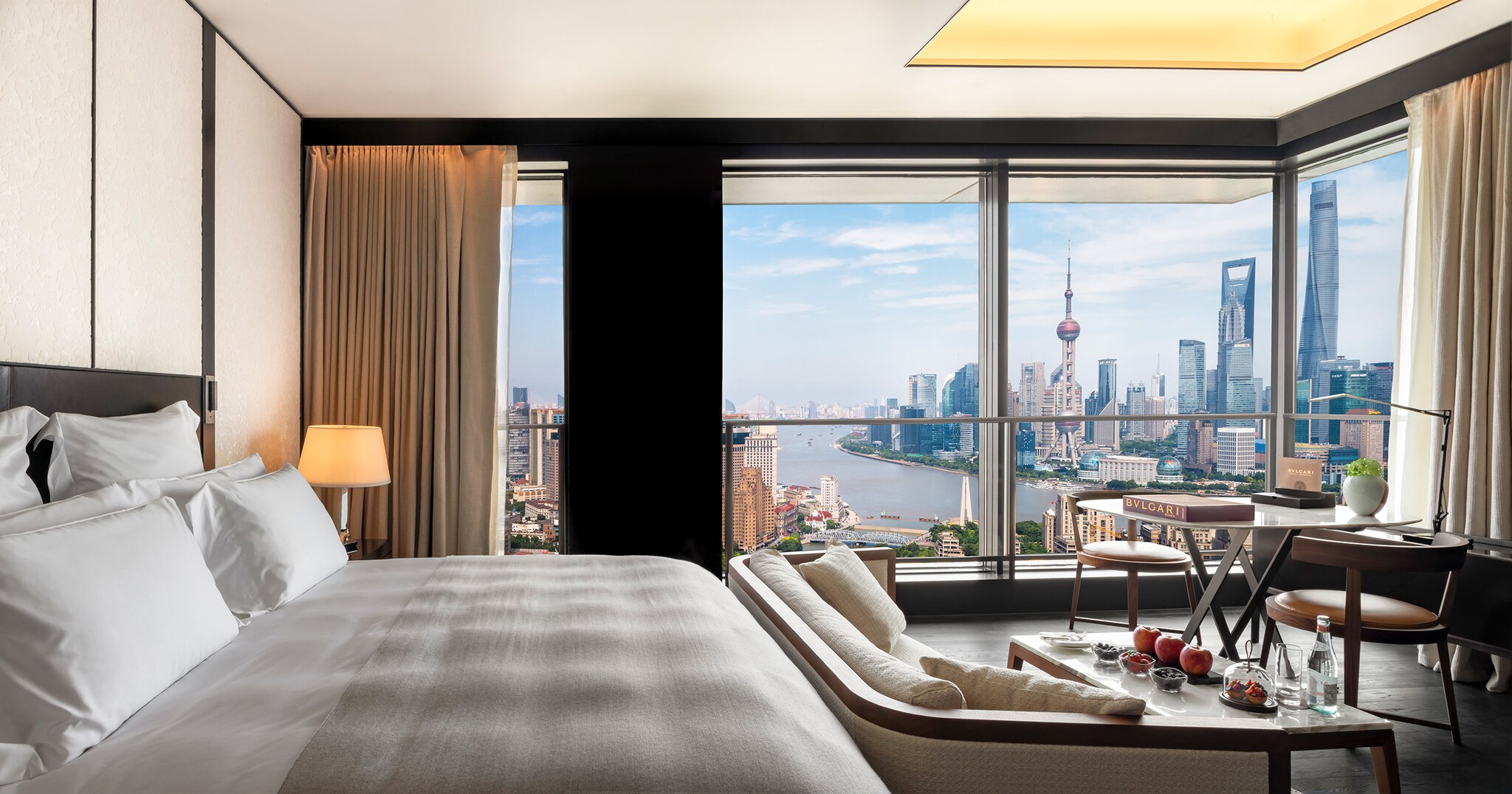 Elegantes Hotelzimmer mit Doppelbett und Panoramablick auf die Skyline von Shanghai.