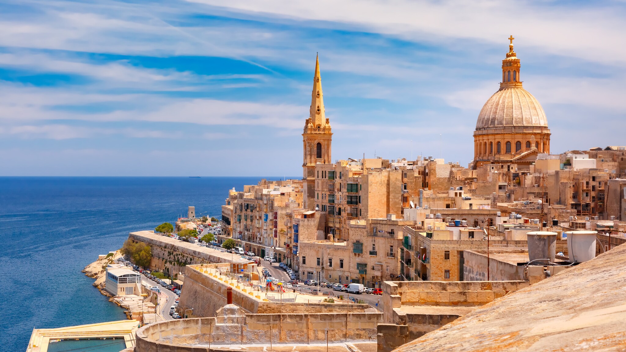Blick auf die historische Skyline von Valletta, Malta, mit der Kuppel der St. Pauls Kathedrale und dem Meer im Hintergrund. Blick auf die historische Skyline von Valletta, Malta, mit der Kuppel der St. Pauls Kathedrale und dem Meer im Hintergrund.