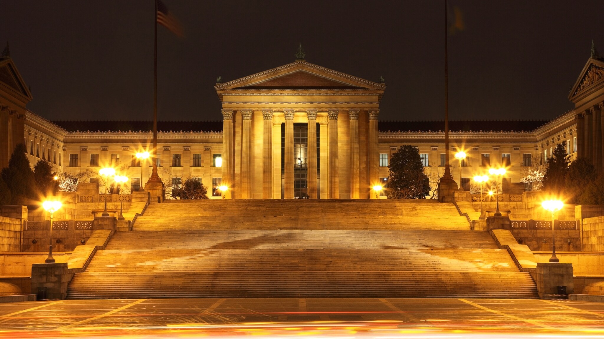 Beleuchtetes klassizistisches Gebäude mit breiter Treppe bei Nacht Beleuchtetes klassizistisches Gebäude mit breiter Treppe bei Nacht