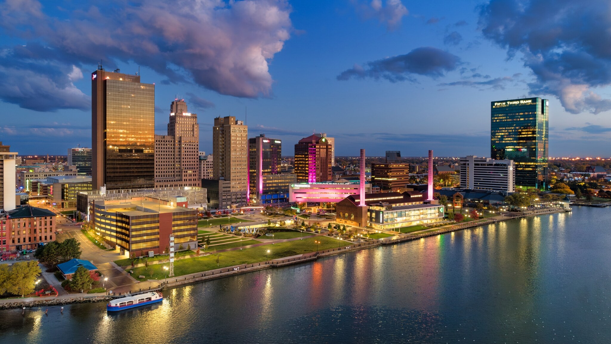 Stadtansicht von Toledo bei Abenddämmerung mit beleuchteten Gebäuden und reflektierendem Wasser im Vordergrund Stadtansicht von Toledo bei Abenddämmerung mit beleuchteten Gebäuden und reflektierendem Wasser im Vordergrund