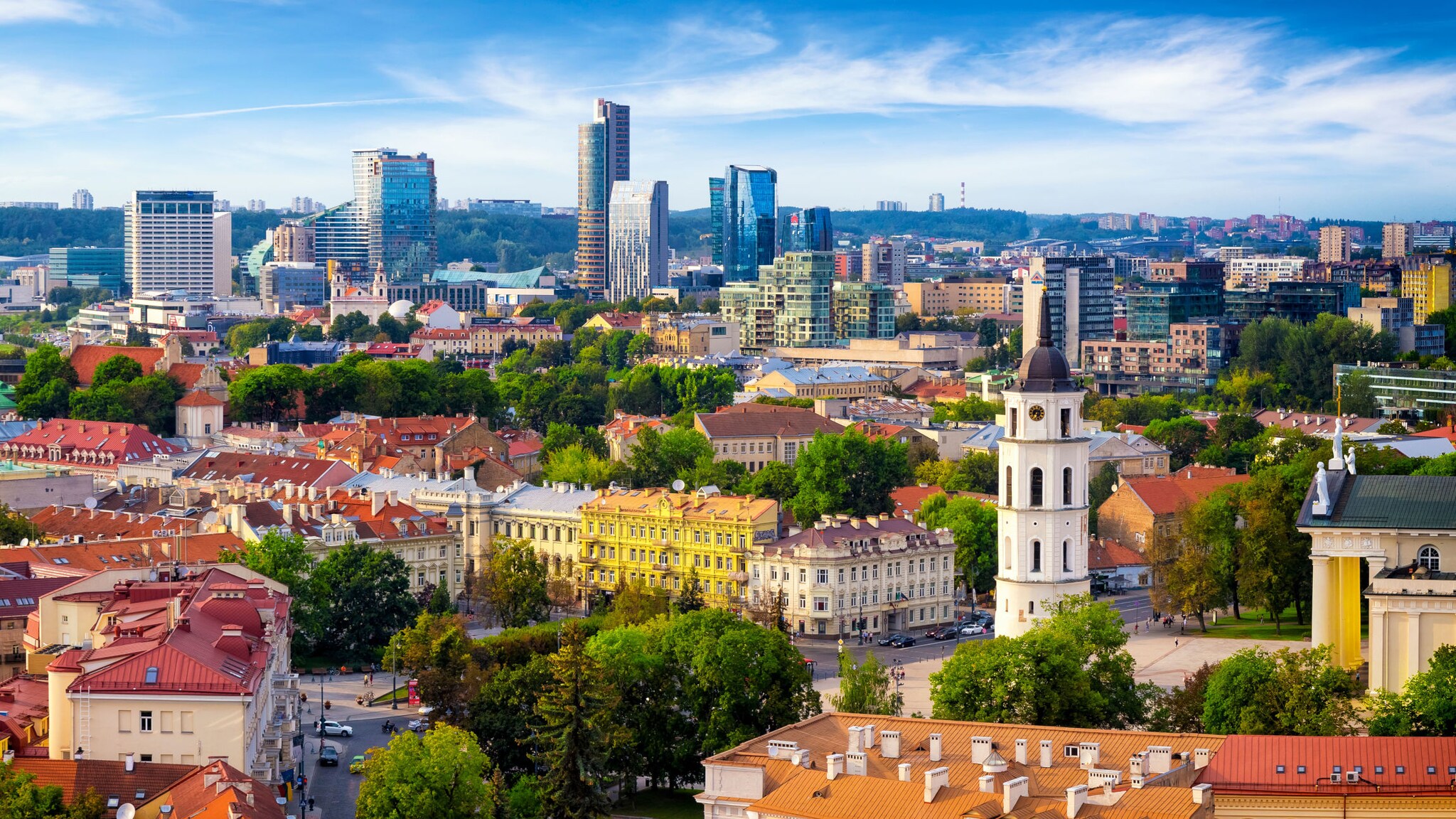Stadtpanorama von Vilnius mit Kirchturm in Altstadt vor modernen Hochhäusern im Hintergrund. Stadtpanorama von Vilnius mit Kirchturm in Altstadt vor modernen Hochhäusern im Hintergrund.