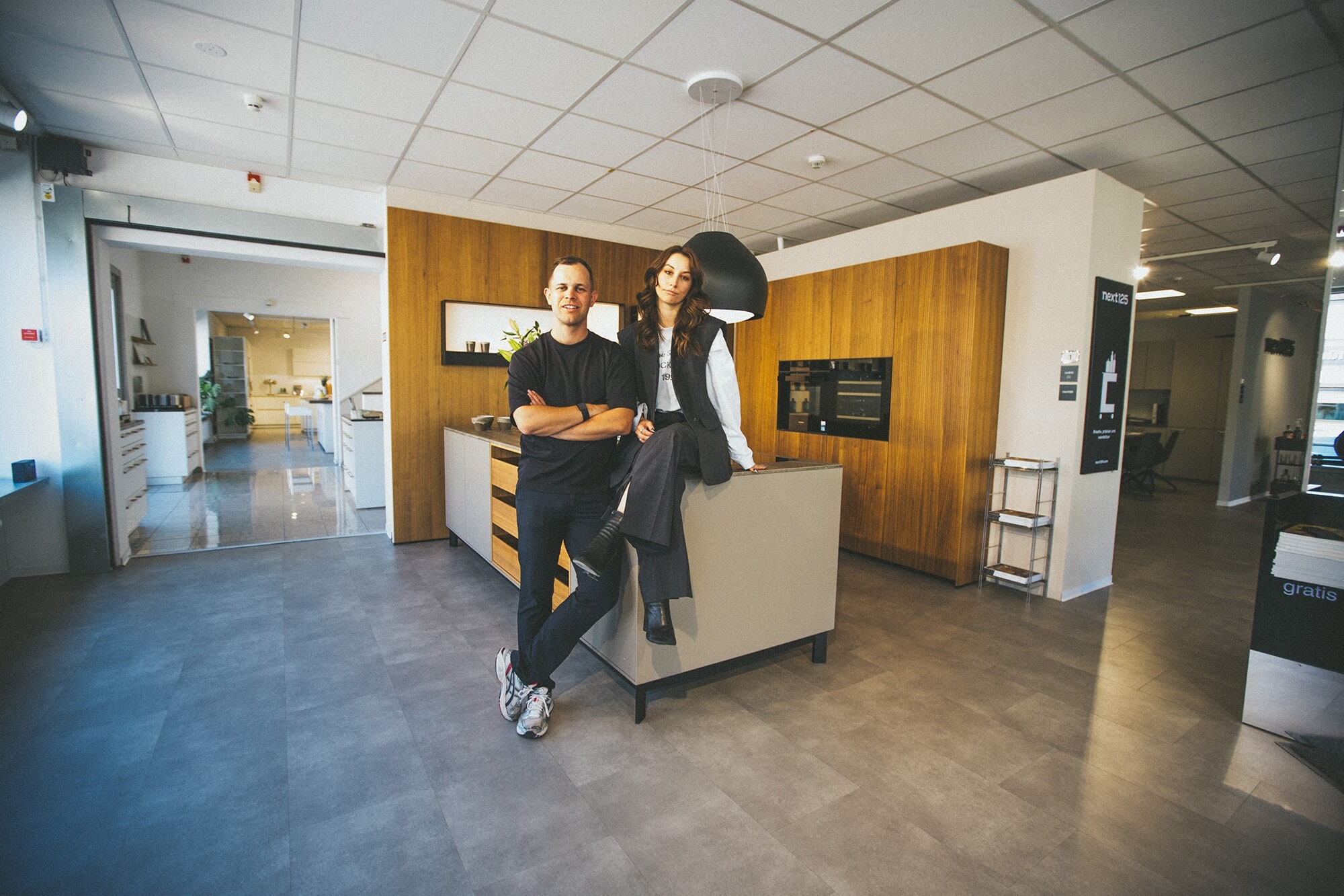 Business Stories: Episode 7 – mit Masha Schubbach über Familienbetriebe Benjamin Diedering und Masha Schubbach befinden sich in einem Küchenstudio.