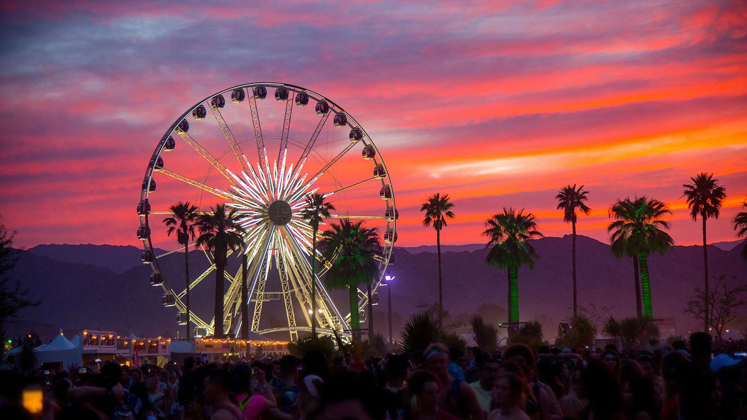 Ein Riesenrad auf dem Festival Coachella in Kalifornien bei Sonnenuntergang. Ein Riesenrad auf dem Festival Coachella in Kalifornien bei Sonnenuntergang.