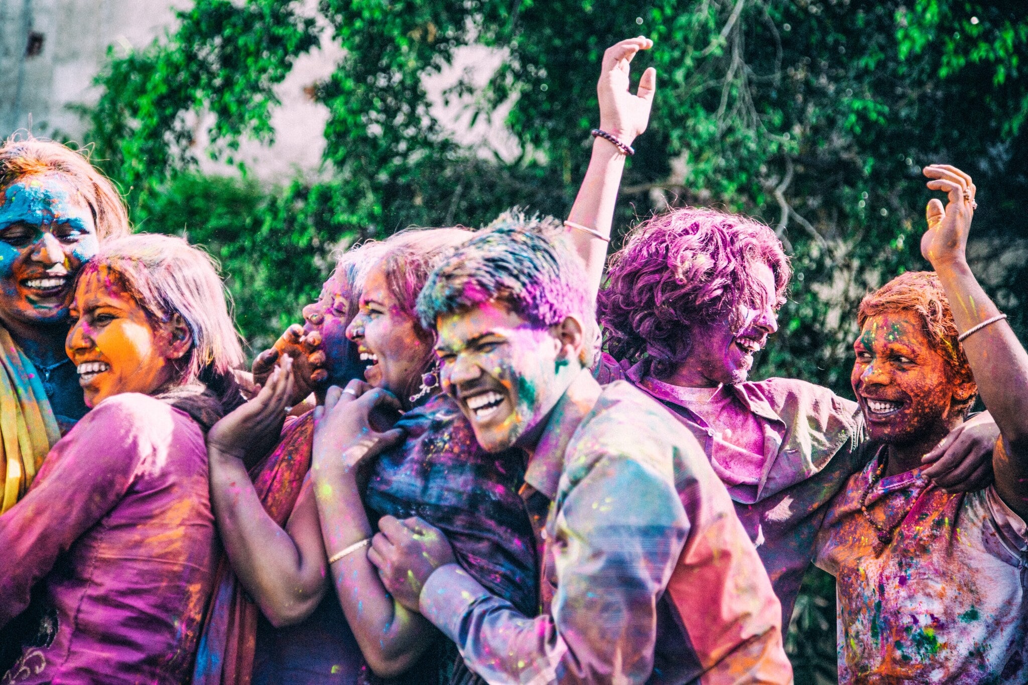 Lachende Personen, voll mit bunter Farbe, auf einem Holi Festival. Lachende Personen, voll mit bunter Farbe, auf einem Holi Festival.