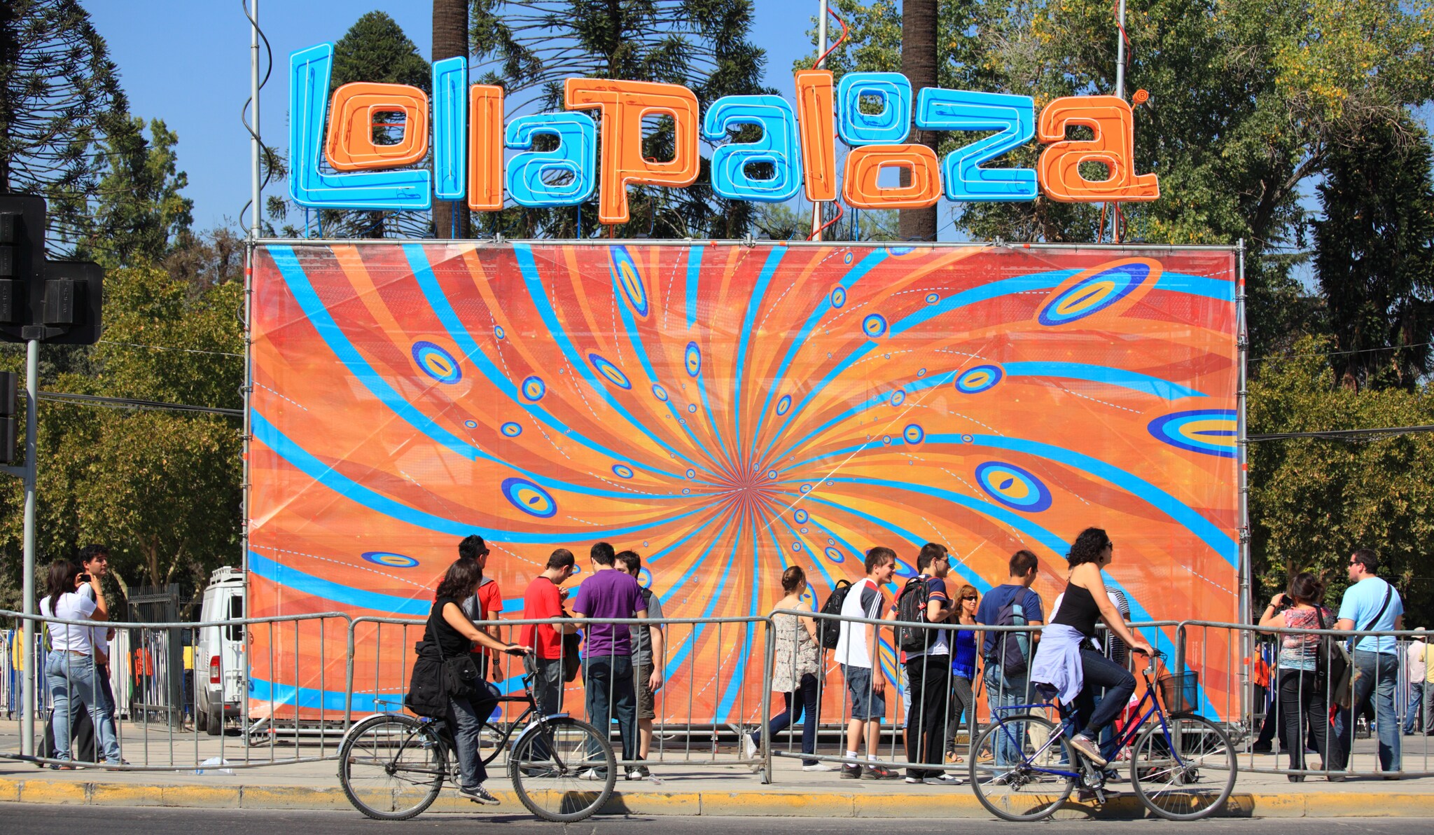 Prominenter Lollapalooza-Schriftzug mit farbigem Plakat.