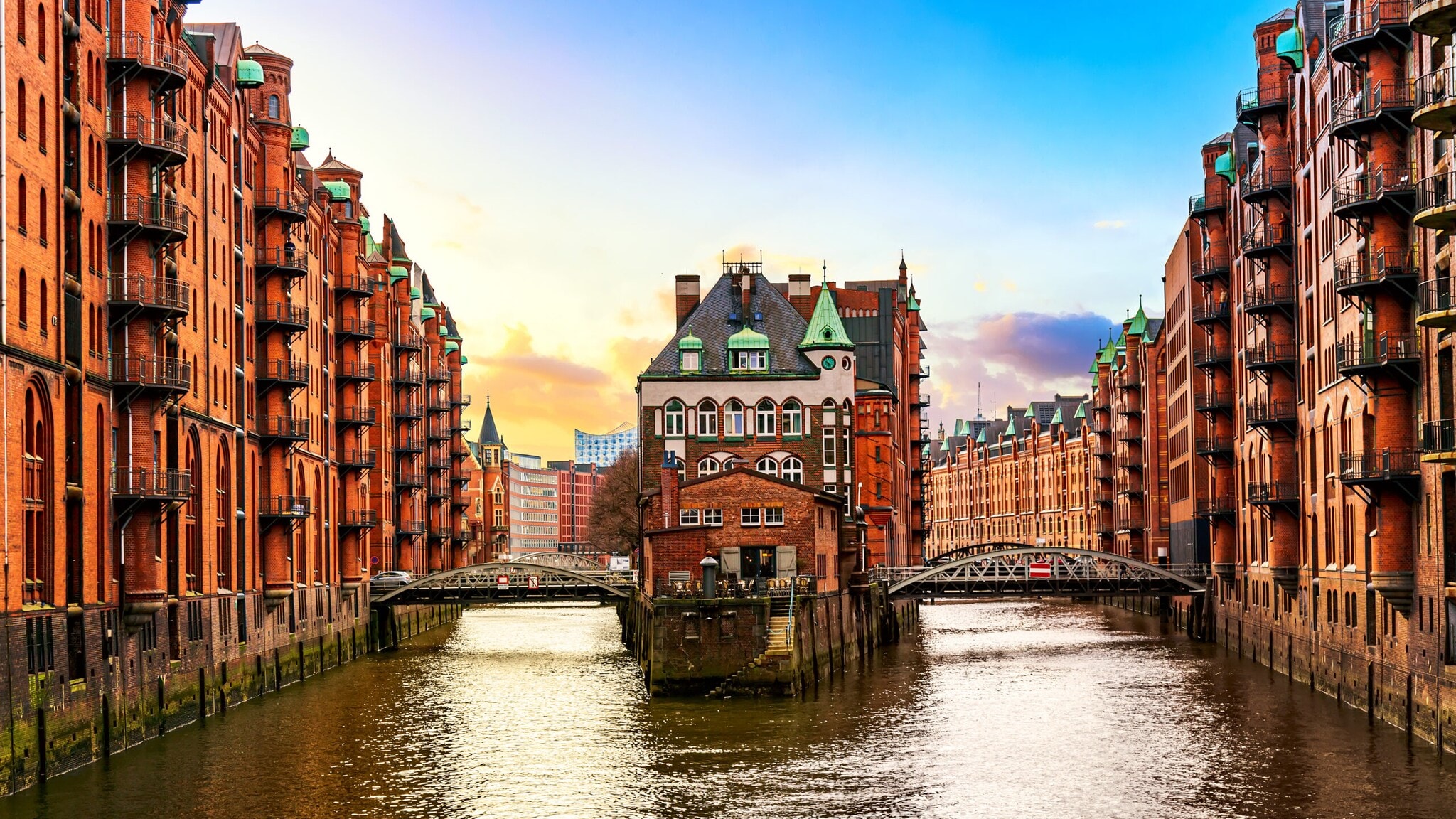 Historische Backsteingebäude entlang eines Kanals in der Speicherstadt Hamburg bei Sonnenuntergang. Historische Backsteingebäude entlang eines Kanals in der Speicherstadt Hamburg bei Sonnenuntergang.