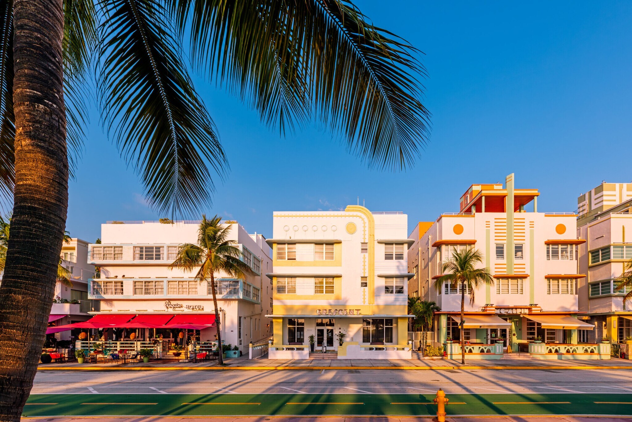 Farbige Häuser im Art-déco-Stil am Ocean Drive an einem sonnigen Tag.