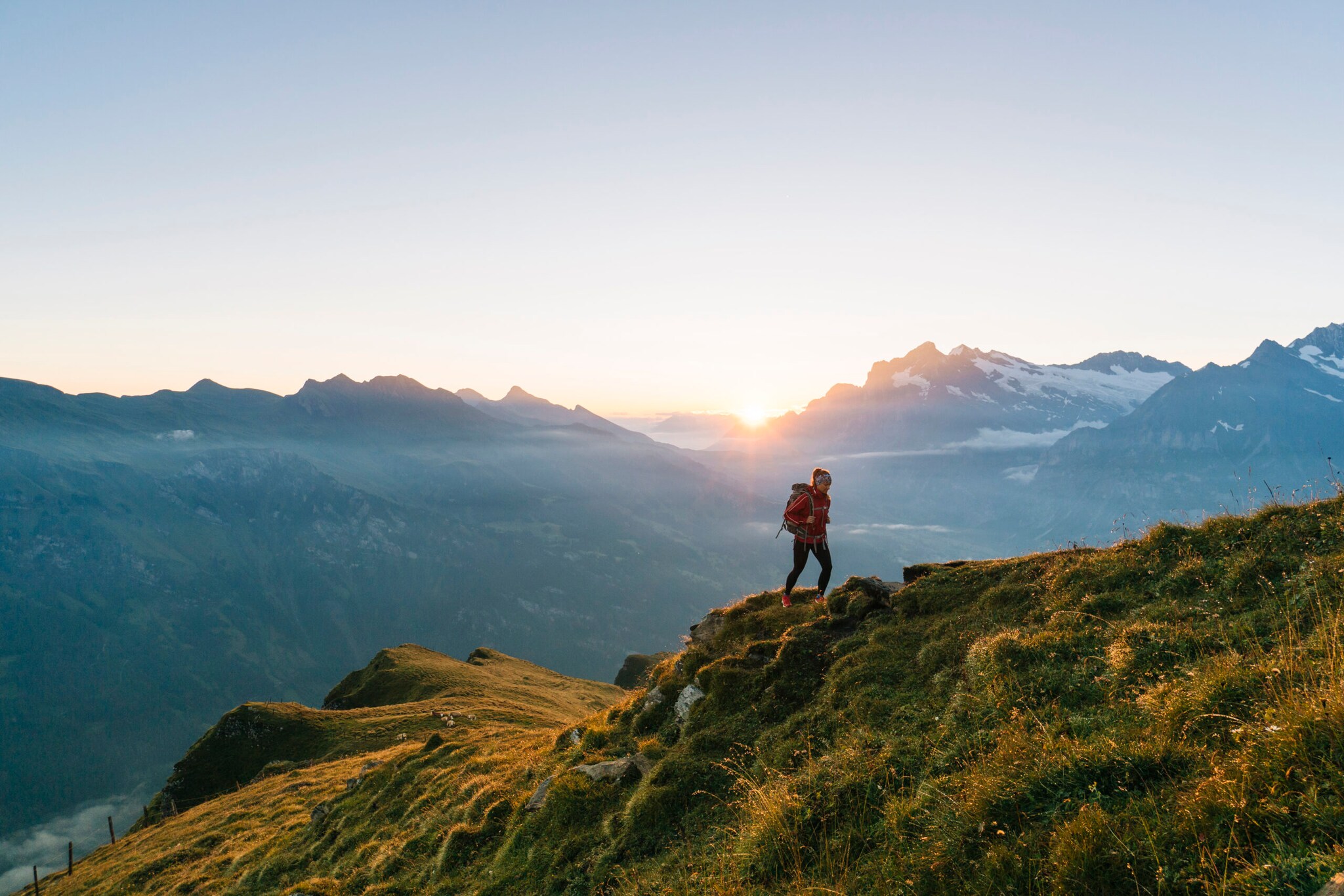 Eine Person beim Wandern im Berner Oberland. Eine Person beim Wandern im Berner Oberland.