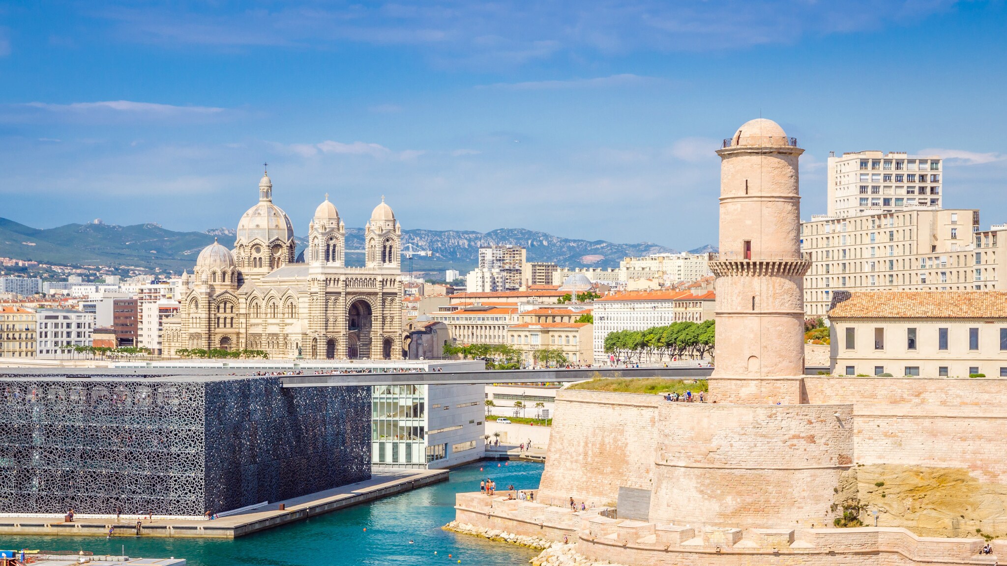 Blick auf den Alten Hafen von Marseille mit dem Fort Saint-Jean rechts, dem Museum der Zivilisationen Europas und des Mittelmeers links und der Kathedrale La Major im Hintergrund