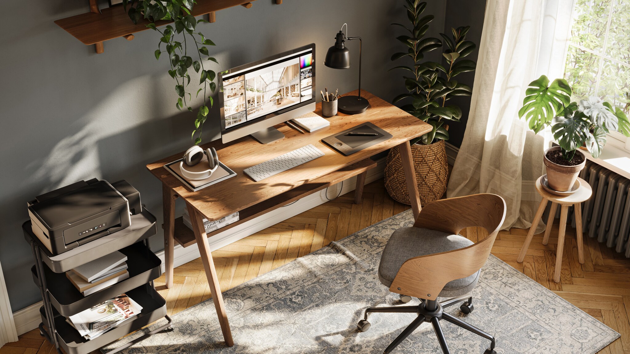 Helles Home-Office mit Holztisch, Computer, Pflanzen und einem Stuhl auf einem gemusterten Teppich vor einem Fenster mit weißen Vorhängen