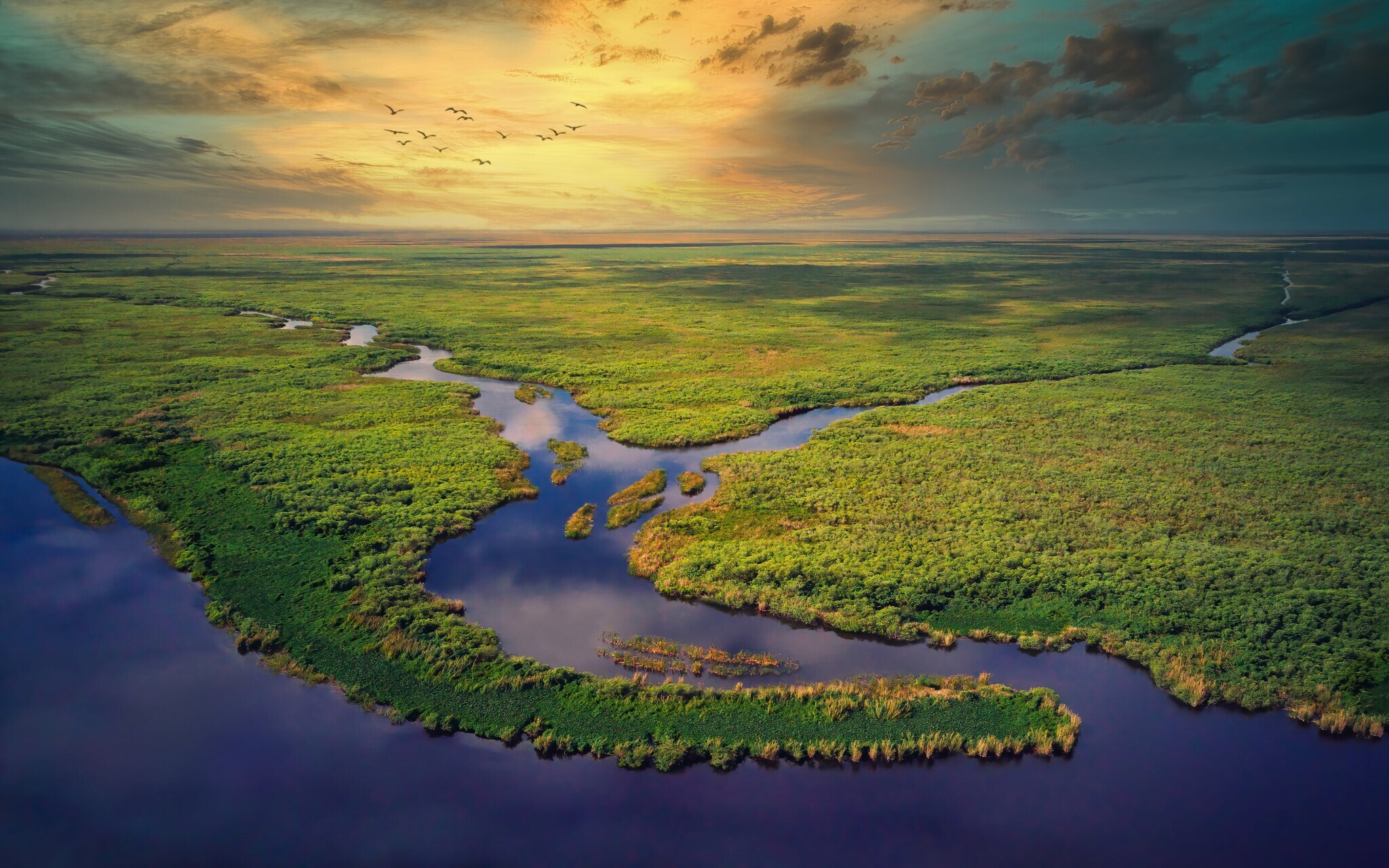 Luftbild der Everglades zur goldenen Stunde.