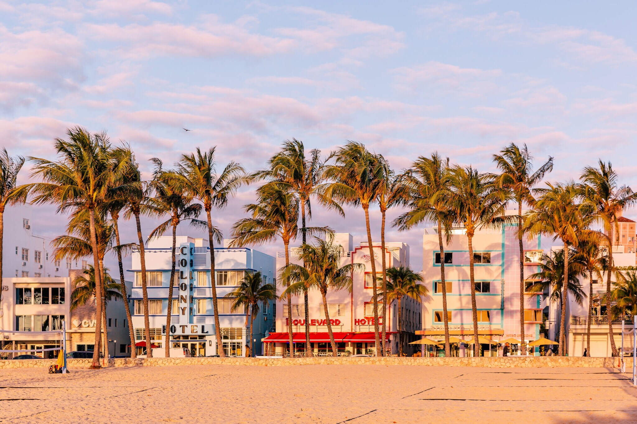 Blick auf die Häuser am Ocean Drive mit Strand und Palmen im Vordergrund. Blick auf die Häuser am Ocean Drive mit Strand und Palmen im Vordergrund.