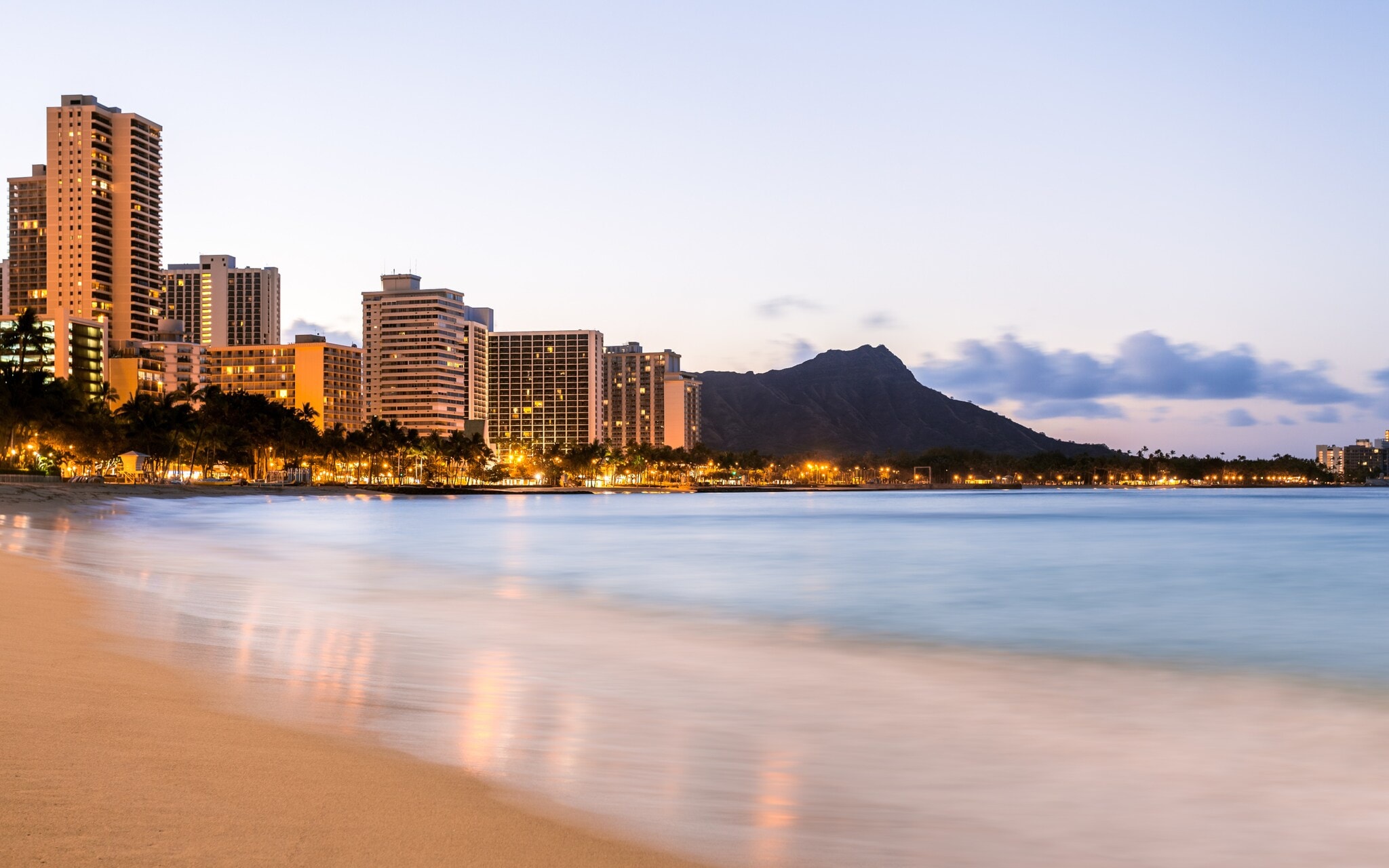Skyline des Waikiki Beachs bei Sonnenaufgang, mit hohen Hotels und dem Diamond Head. Skyline des Waikiki Beachs bei Sonnenaufgang, mit hohen Hotels und dem Diamond Head.