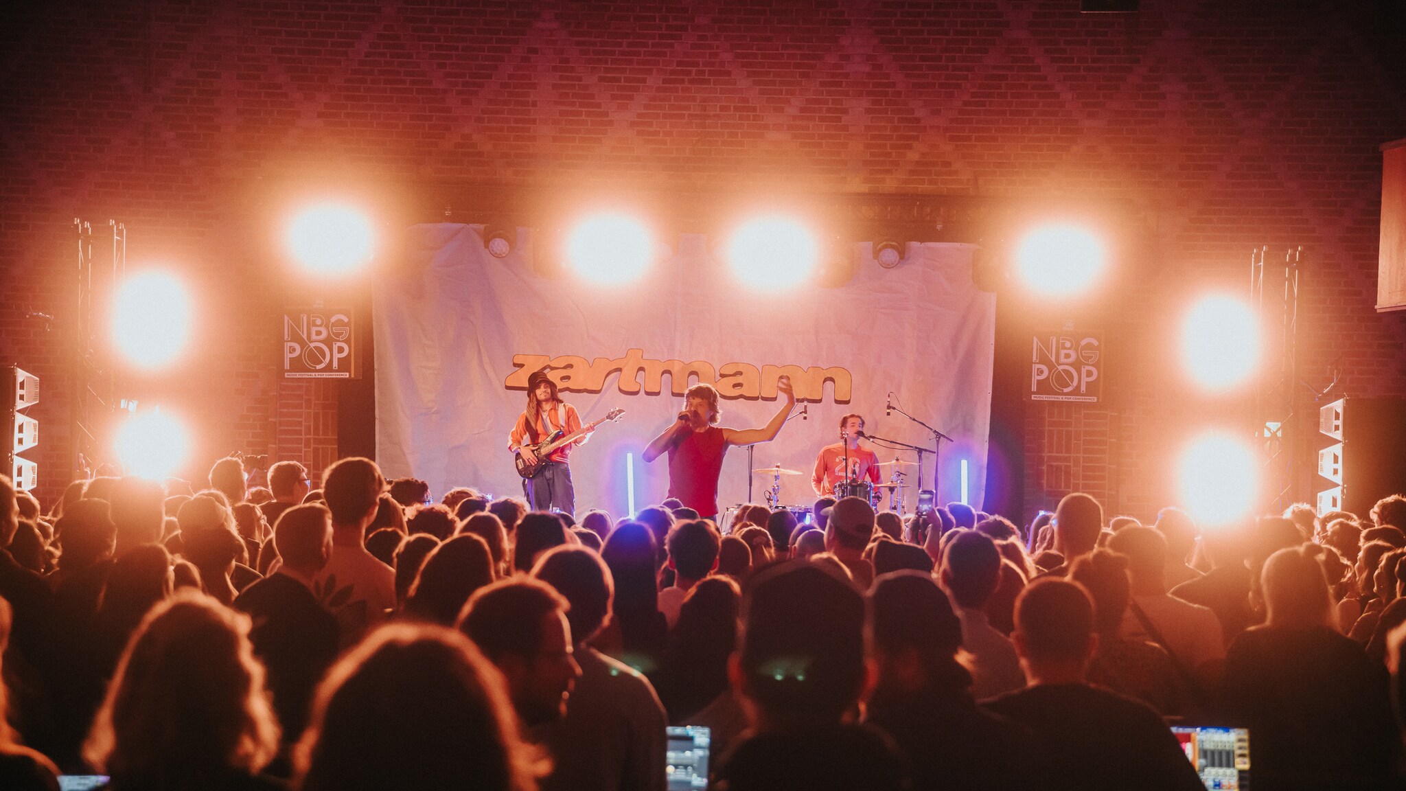 Konzert auf der Bühne beim Nürnberg Pop Festival mit dem Musiker Zartmann vor Publikum. Konzert auf der Bühne beim Nürnberg Pop Festival mit dem Musiker Zartmann vor Publikum.