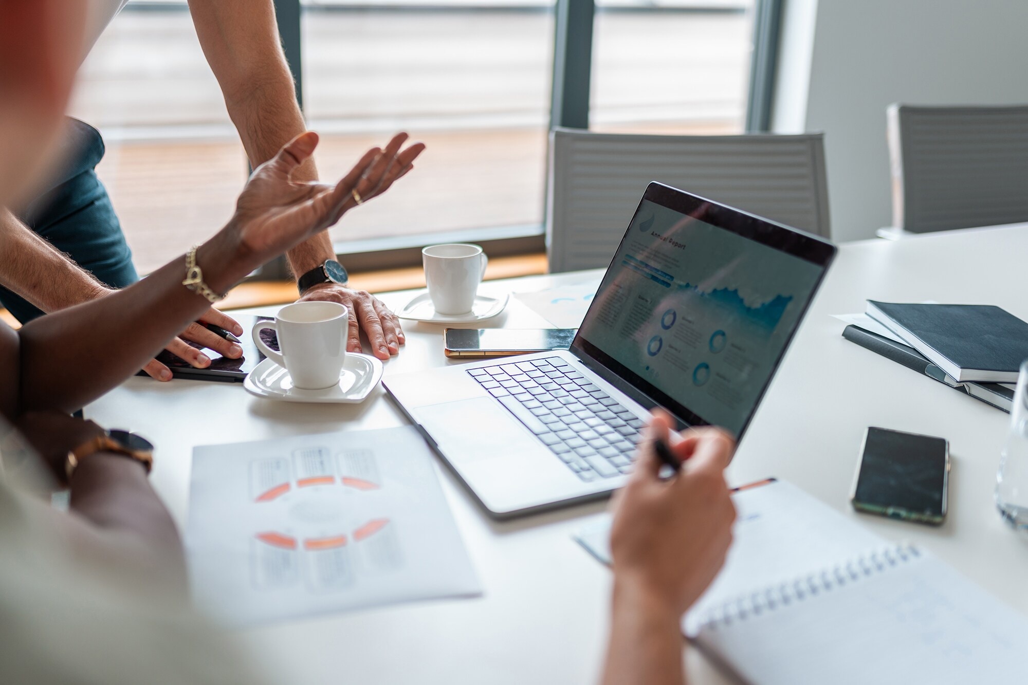 Buchhaltung automatisieren: So leicht war’s noch nie für KMU Das Bild zeigt eine Nahaufnahme eines Laptops während einer Besprechung des Buchhaltungsteams.