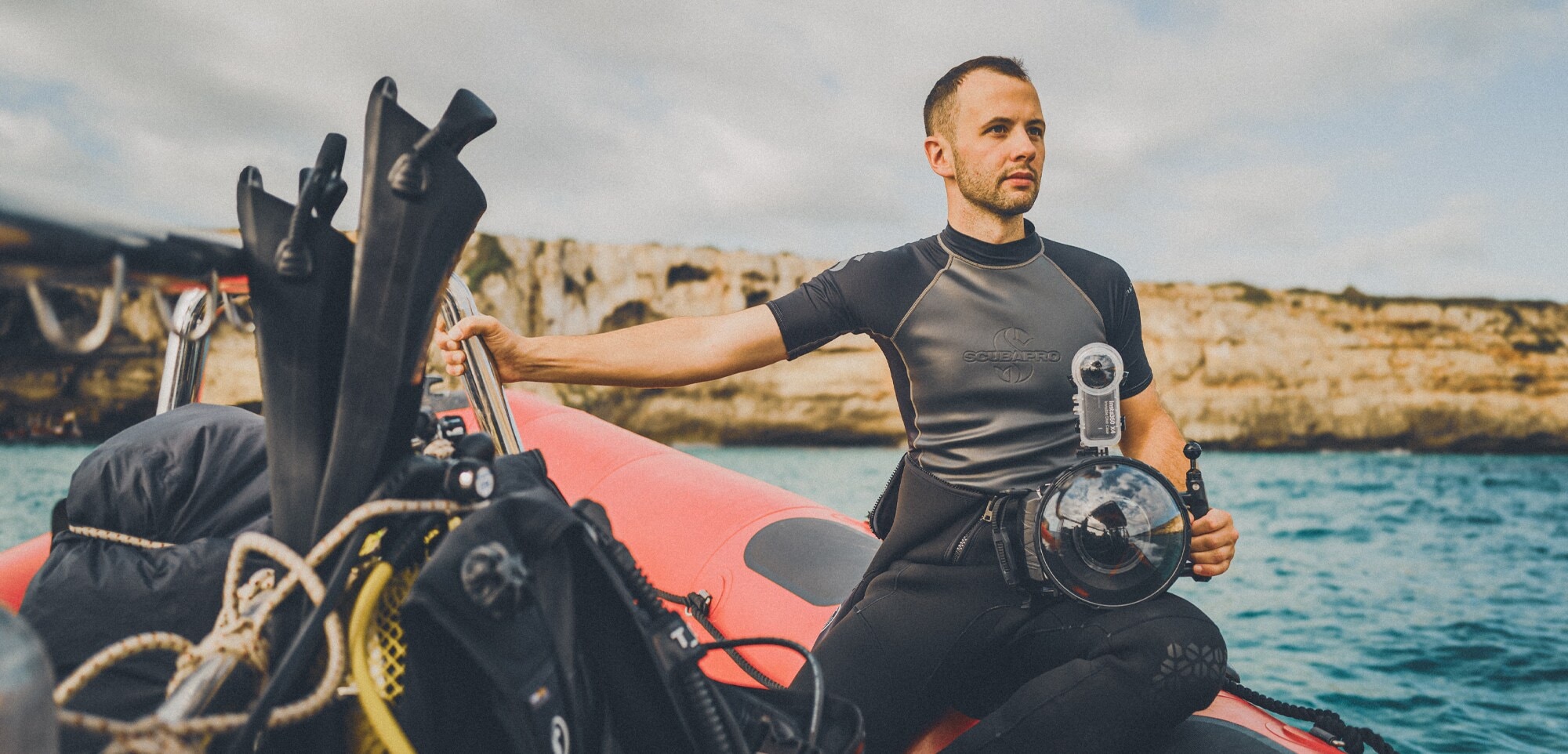 Sicherheit, wenn’s drauf ankommt Dennis Schmelz sitzt in einem Schlauchboot und bereitet sich auf seinen ersten Unterwasserfilm vor.