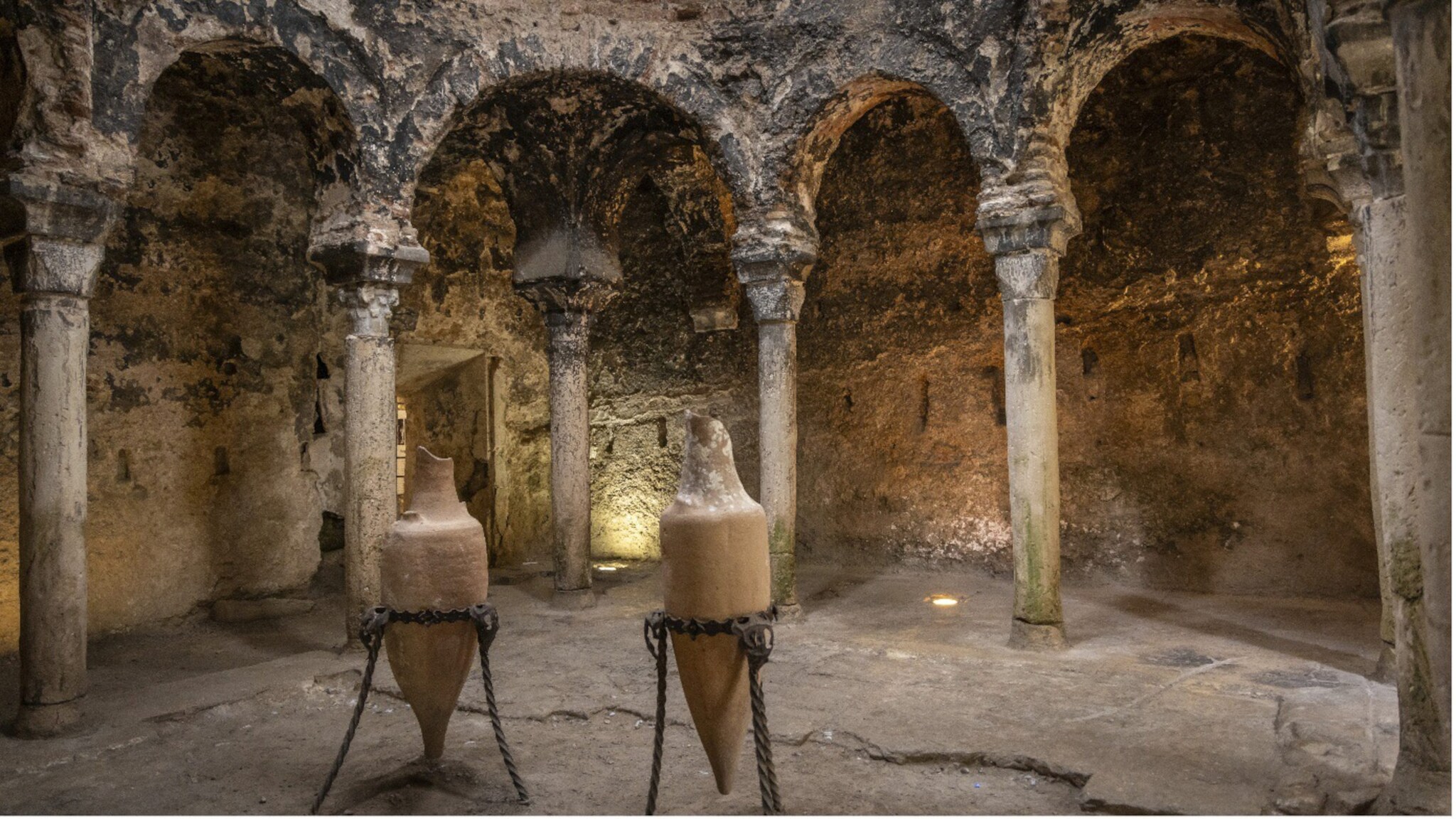 Thermen mit steinernen Säulen und zwei großen Amphoren auf Metallständern