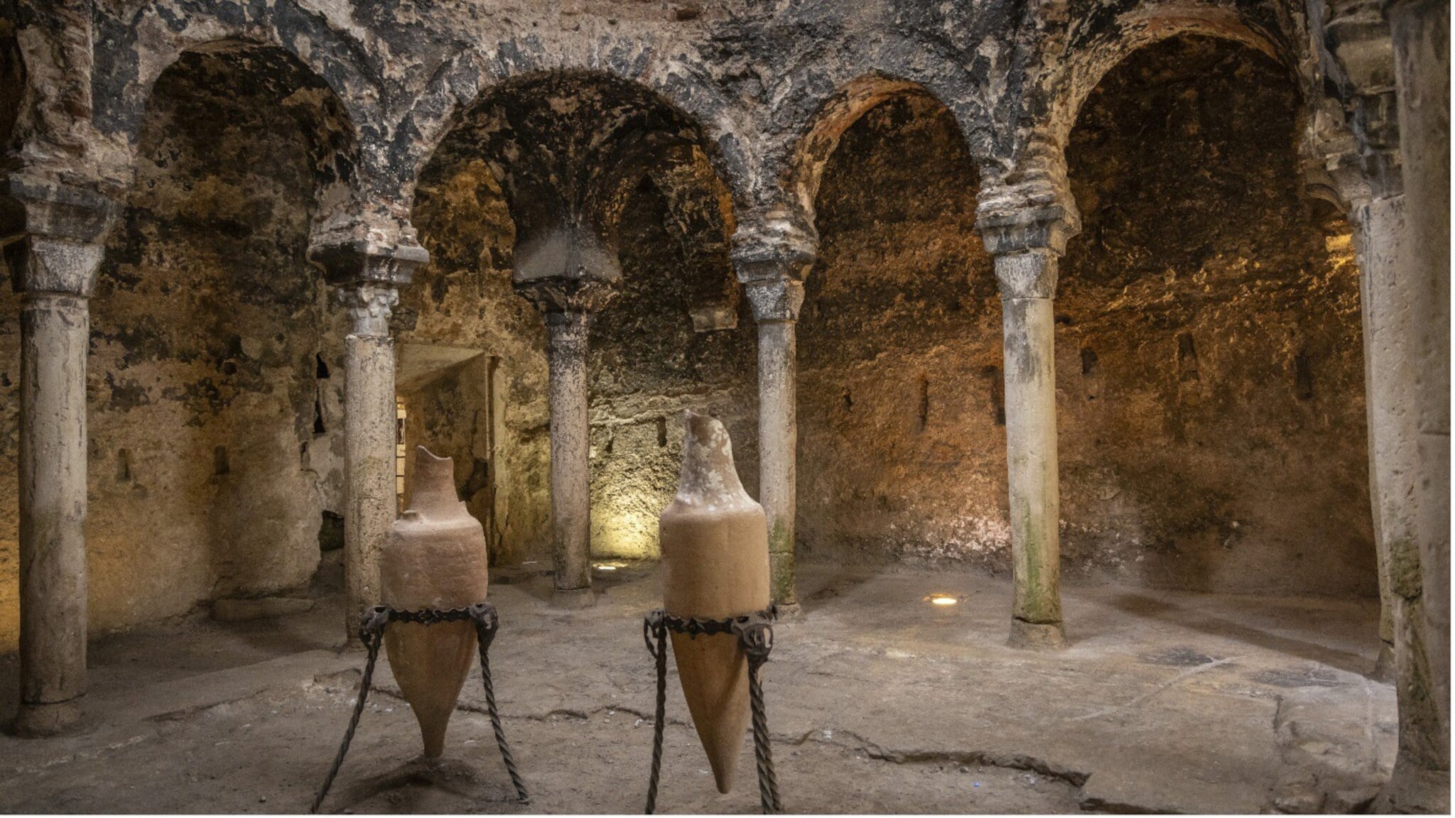 Thermen mit steinernen Säulen und zwei großen Amphoren auf Metallständern Thermen mit steinernen Säulen und zwei großen Amphoren auf Metallständern