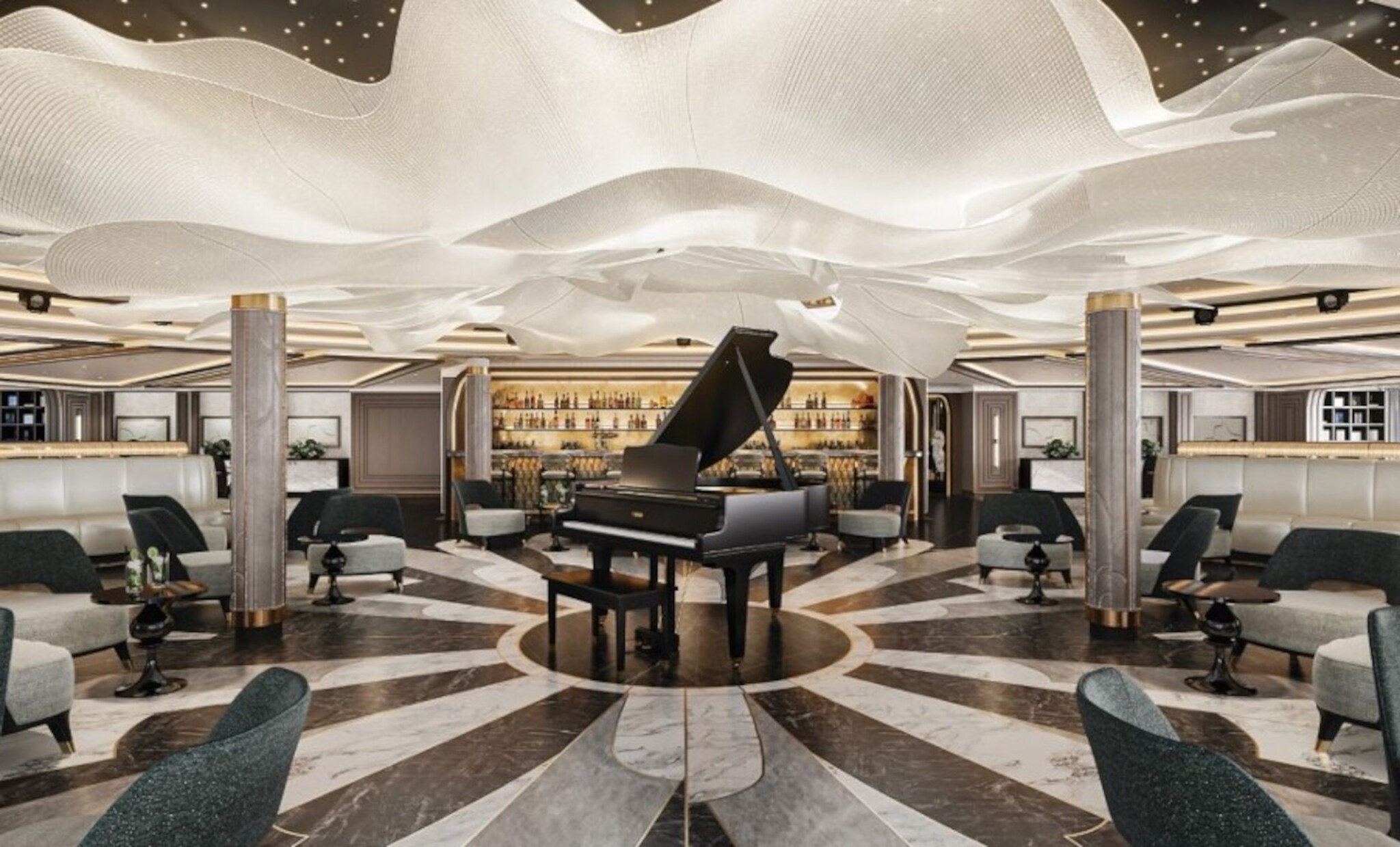 Eine elegante Lounge mit einem schwarzen Pianoflügel auf schwarz-weiß-gemustertem Marmorboden, umgeben von Sitzgelegenheiten vor einer Bar.