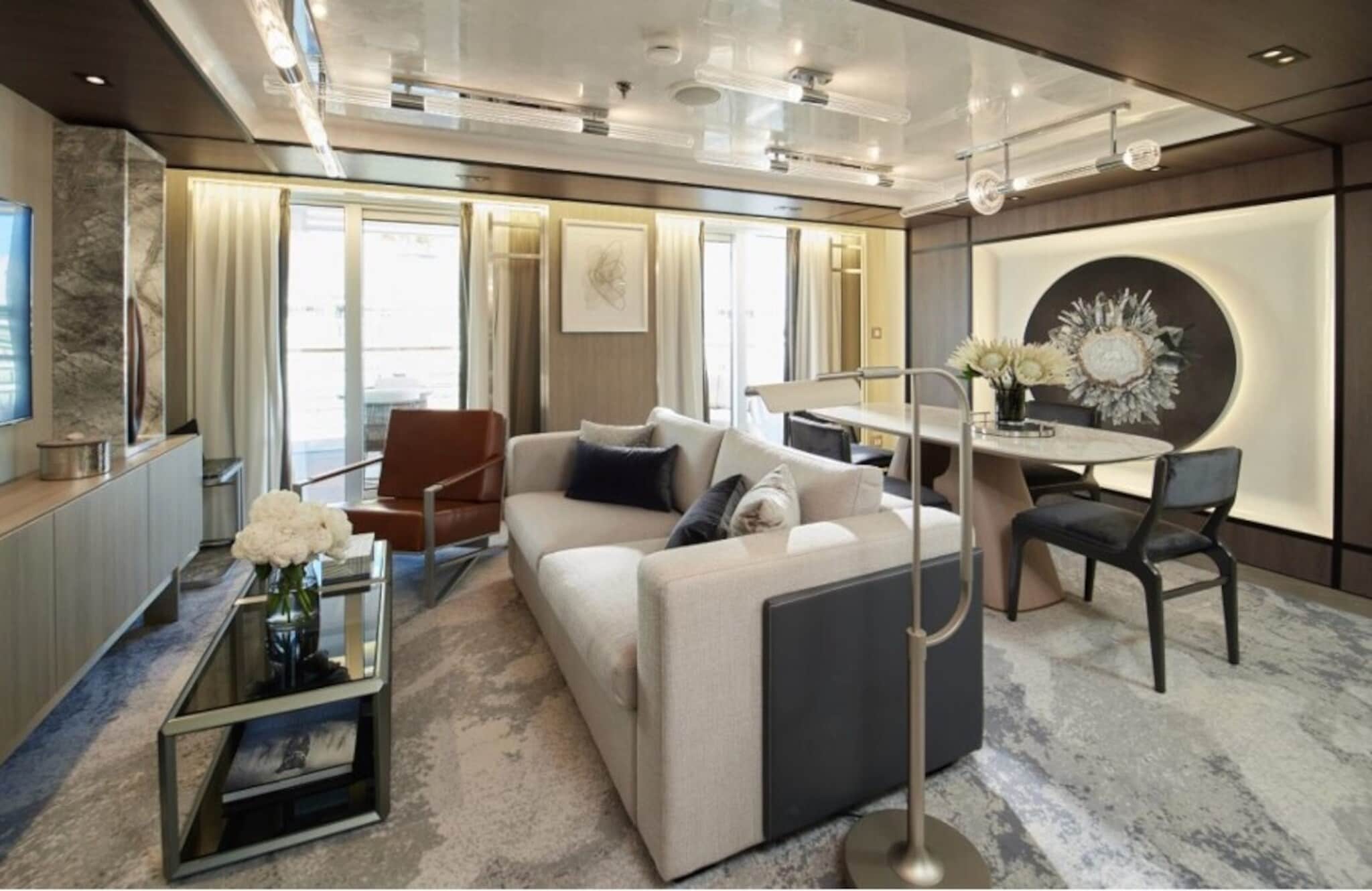 Helles Wohnzimmer einer luxuriösen Suite mit Balkon. Helles Wohnzimmer einer luxuriösen Suite mit Balkon.