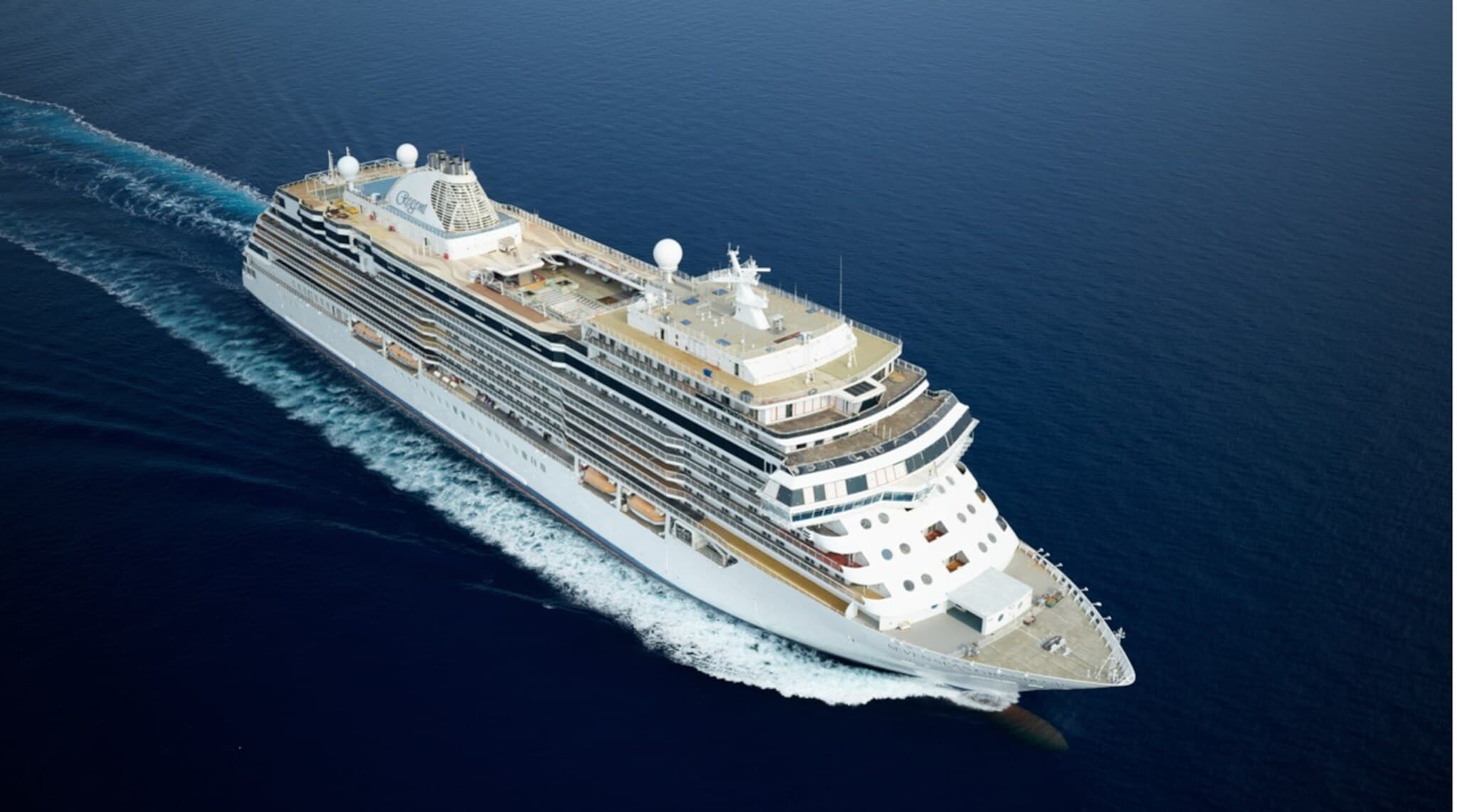 Luftaufnahme eines luxuriösen Kreuzfahrtschiffs es auf dem Meer. Luftaufnahme eines luxuriösen Kreuzfahrtschiffs es auf dem Meer.