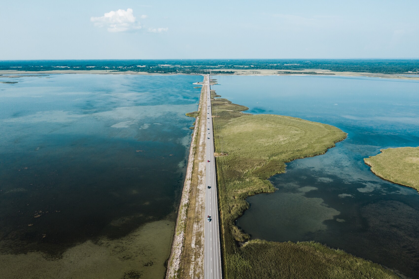 Der Damm in Estland, der den Fährhafen Muhu mit der Insel Saaremaa verbindet.