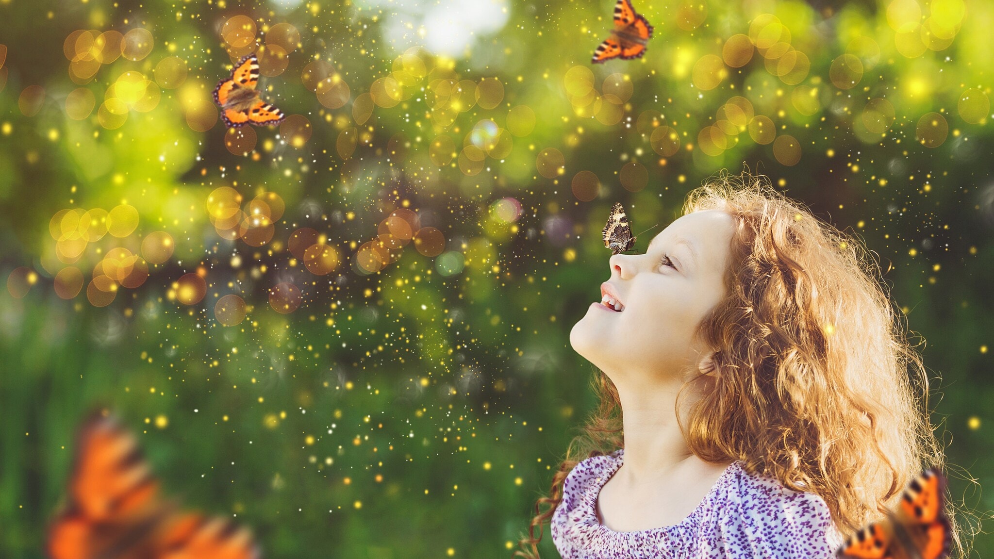 Mädchen mit lockigen Haaren in einem lila Kleid schaut auf orange-schwarze Schmetterlinge in einem sonnendurchfluteten Garten. Mädchen mit lockigen Haaren in einem lila Kleid schaut auf orange-schwarze Schmetterlinge in einem sonnendurchfluteten Garten.