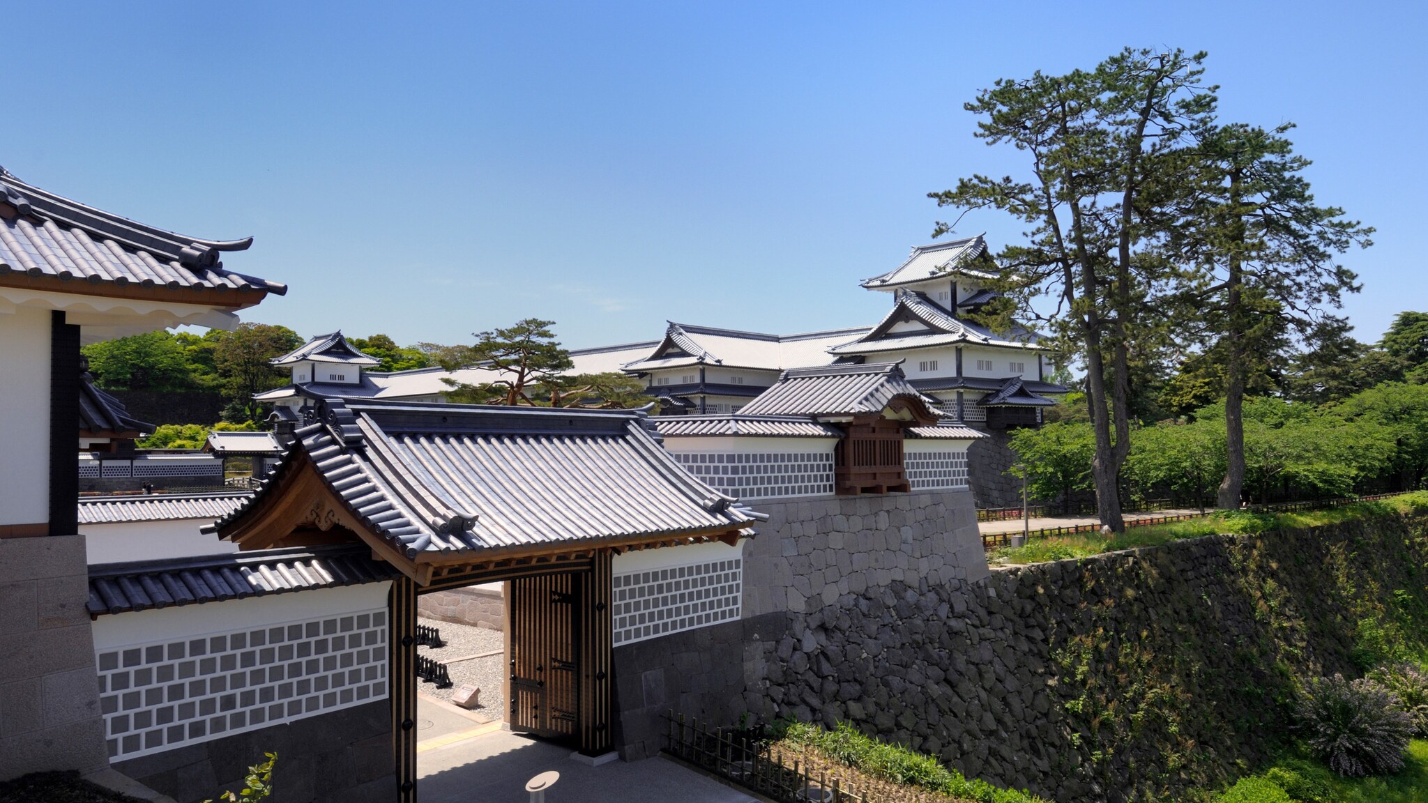 Eingangstor Kahokumon mit traditioneller japanischer Architektur und Kanazawa Schloss im Hintergrund