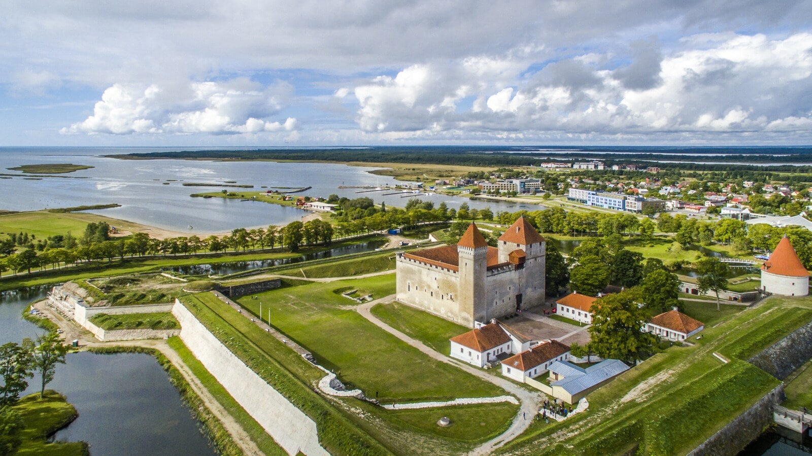 Die ehemalige Bischofsburg in Kuressaare, die heute ein Wahrzeichen der Insel Saaremaa ist. Die ehemalige Bischofsburg in Kuressaare, die heute ein Wahrzeichen der Insel Saaremaa ist.