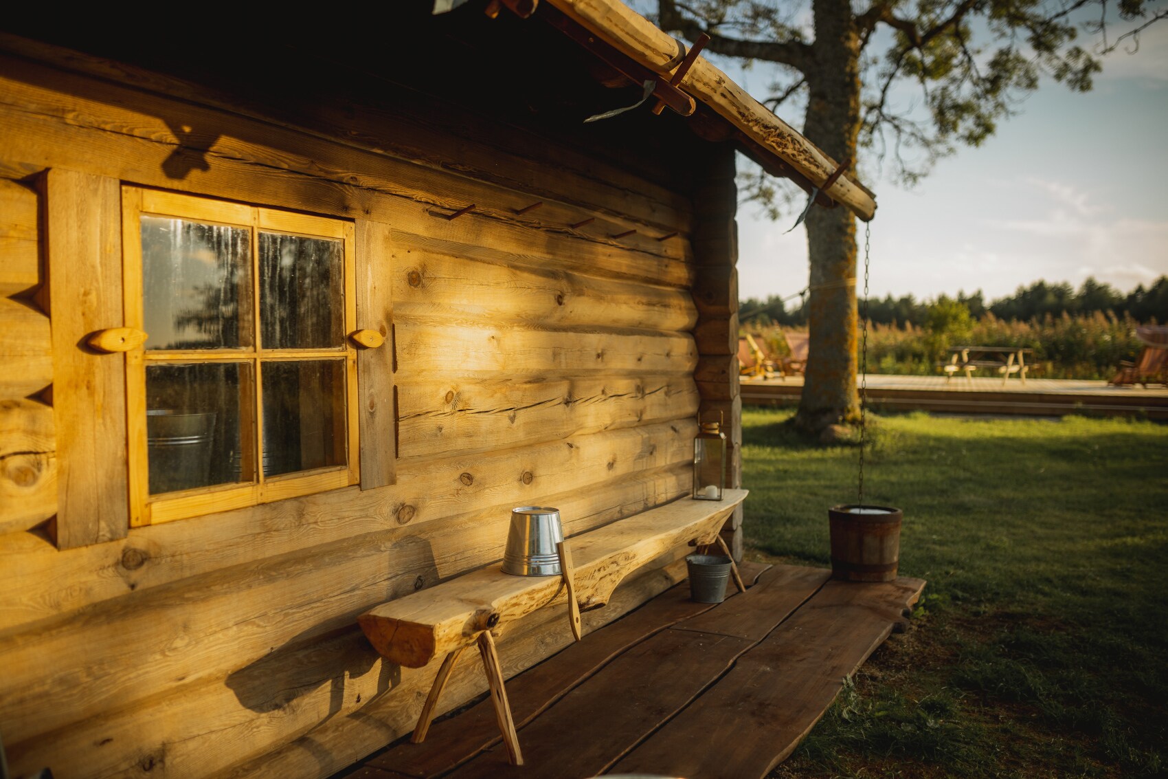 Ein Holzhaus mit Sauna-Equipment.