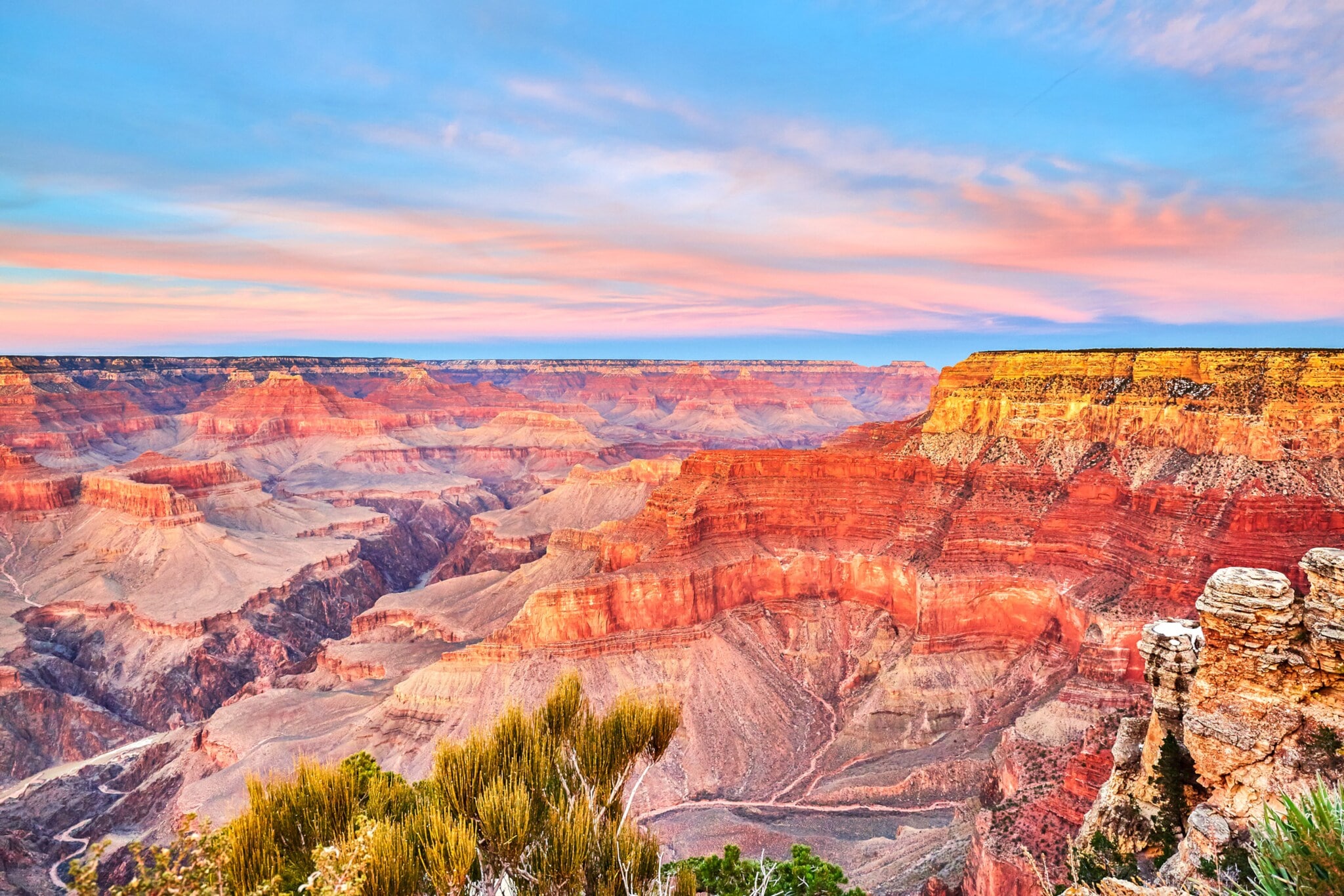 Leuchtende Farben während eines Sonnenuntergangs am Mohave Point an der Hermit Road im Grand Canyon. Leuchtende Farben während eines Sonnenuntergangs am Mohave Point an der Hermit Road im Grand Canyon.