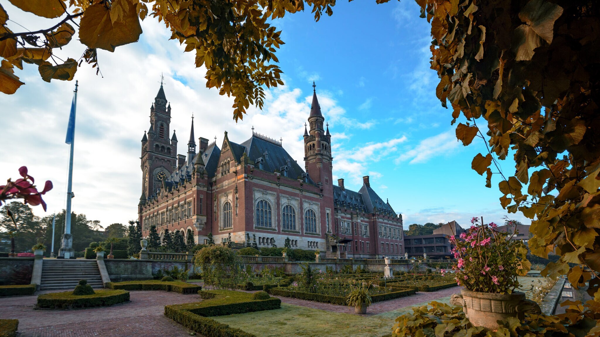 Aufnahme des Friedenspalastes in Den Haag aus der Froschperspektive.