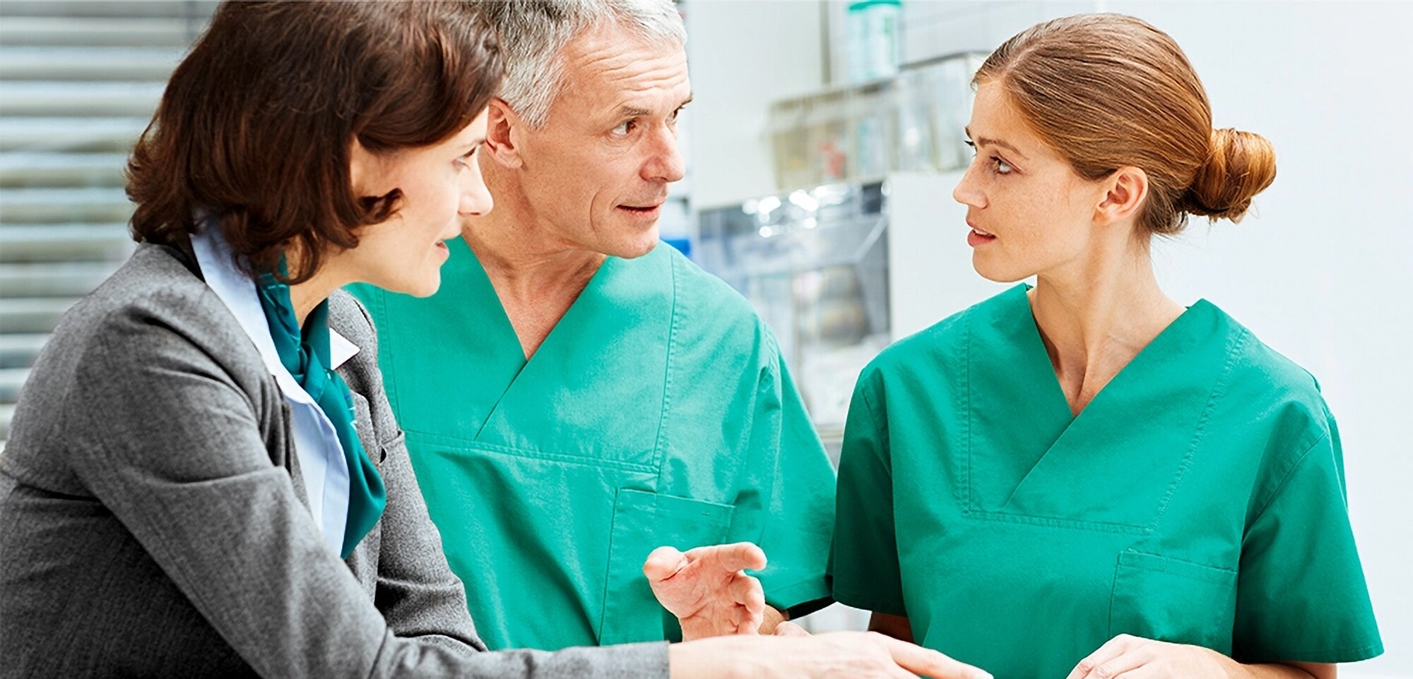 Klinikmitarbeiter:innen während einer Besprechung.