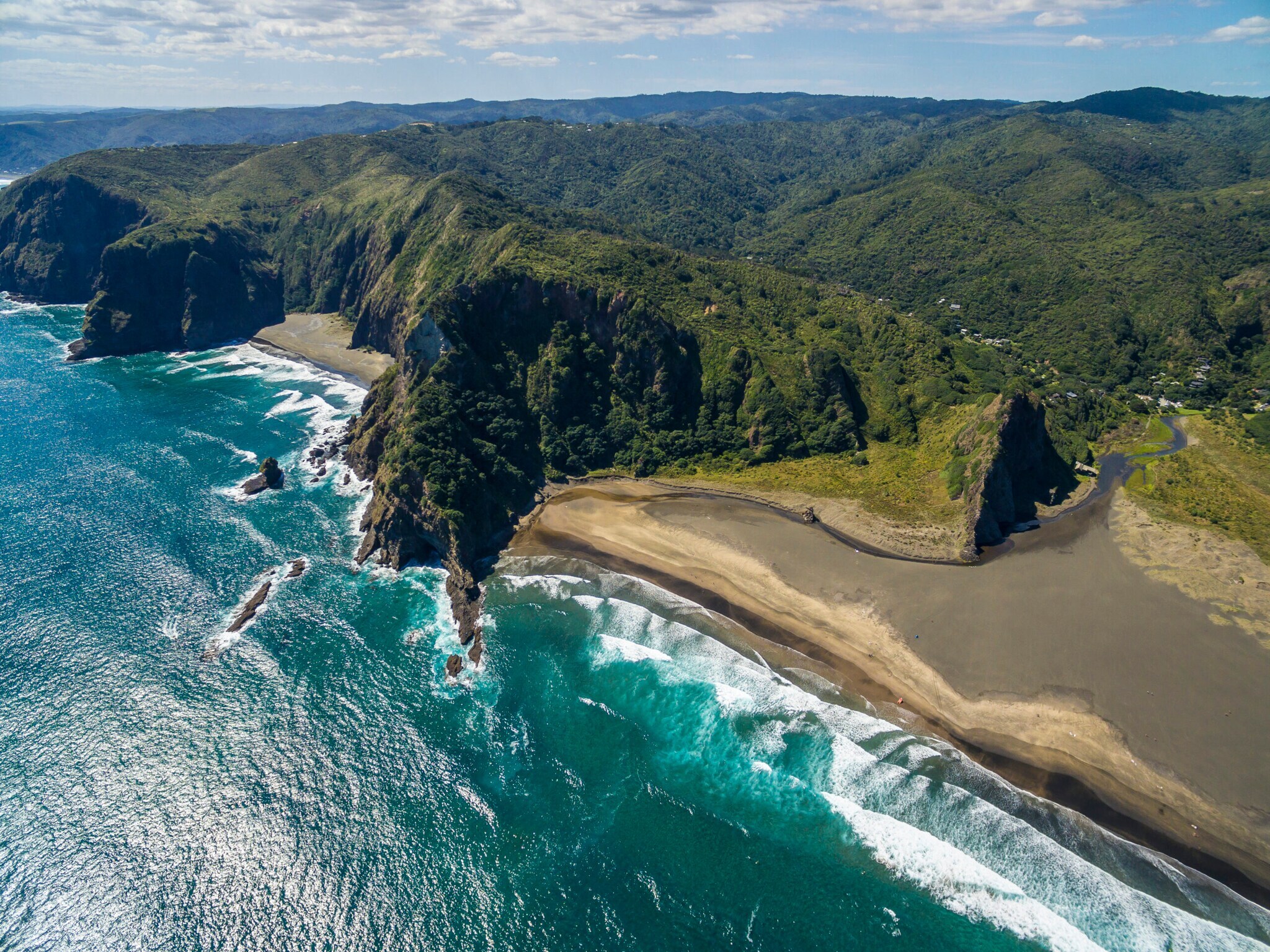 Blick von oben auf türkisfarbenes Wasser, einen einsamen Sandstrand und bewaldete Hügel Blick von oben auf türkisfarbenes Wasser, einen einsamen Sandstrand und bewaldete Hügel