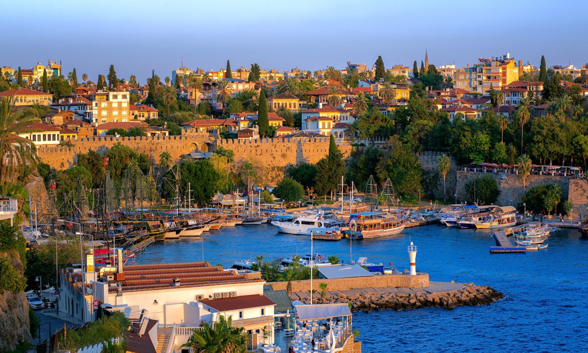 Altstadt von Antalya mit Hafen in der Abendsonne.