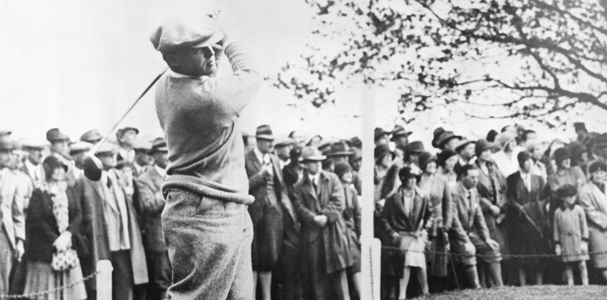 Schwarz-Weiß-Aufnahme von Bobby Jones auf dem Golfplatz Schwarz-Weiß-Aufnahme von Bobby Jones auf dem Golfplatz