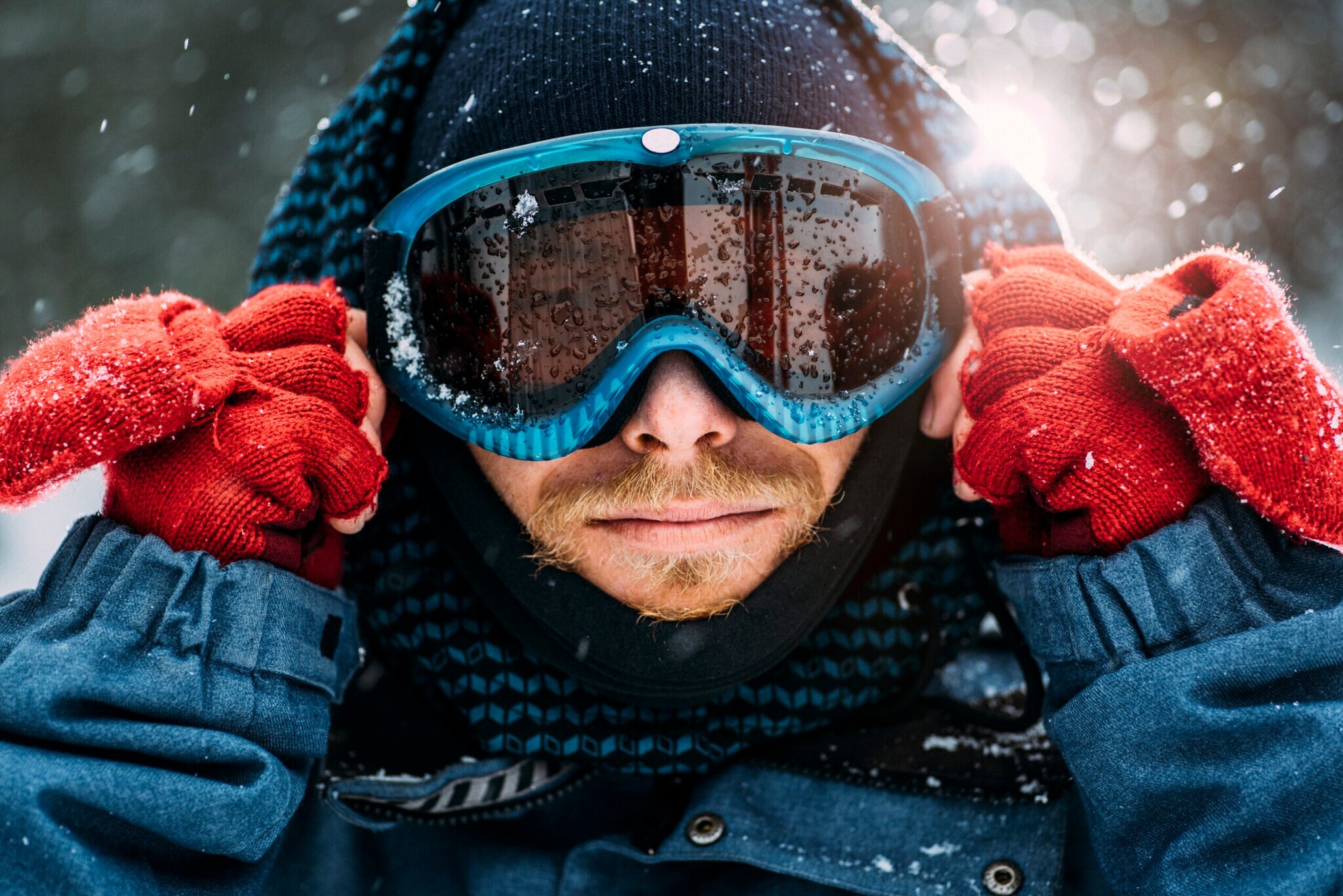 Ein Skiläufer mit Brille und Handschuhen. Ein Skiläufer mit Brille und Handschuhen.
