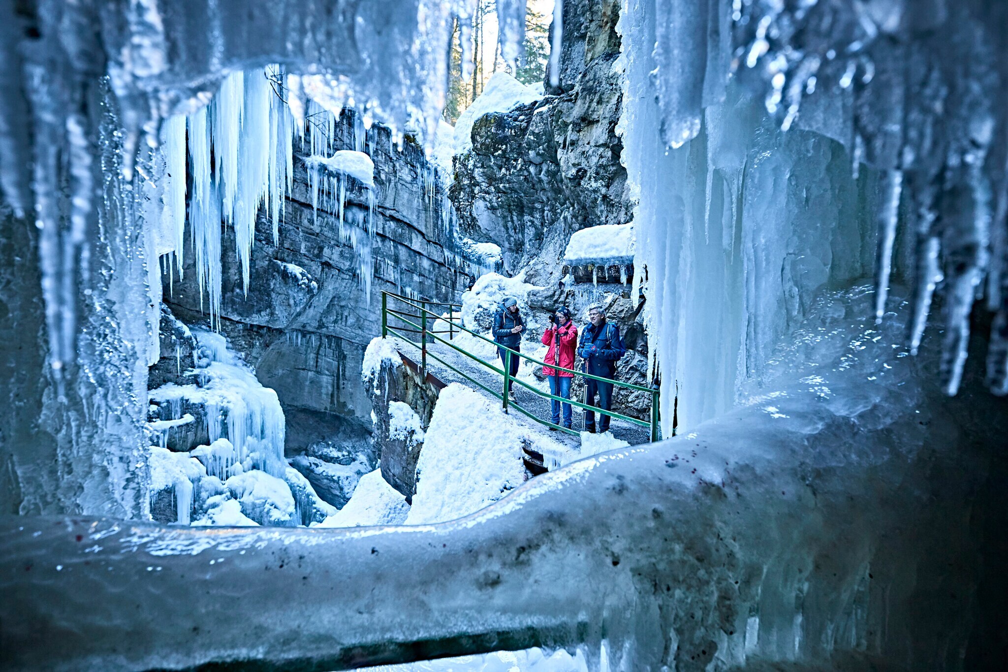 Drei Wanderer in der vereisten Breitachklamm Drei Wanderer in der vereisten Breitachklamm