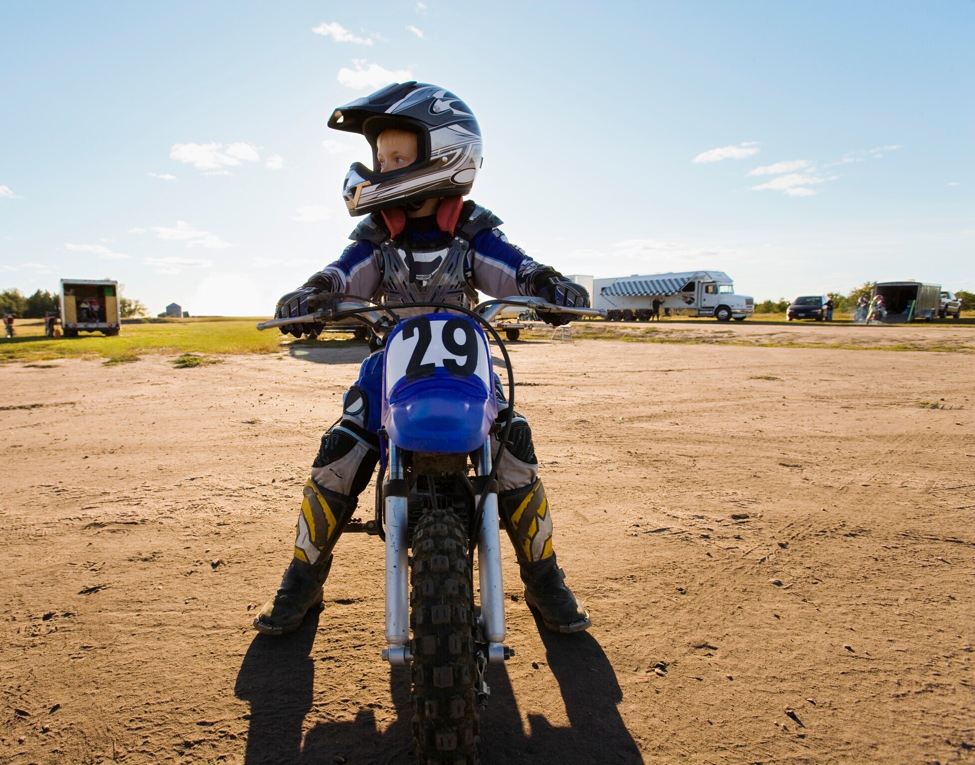 Junge sitzt auf Motocross-Motorrad.