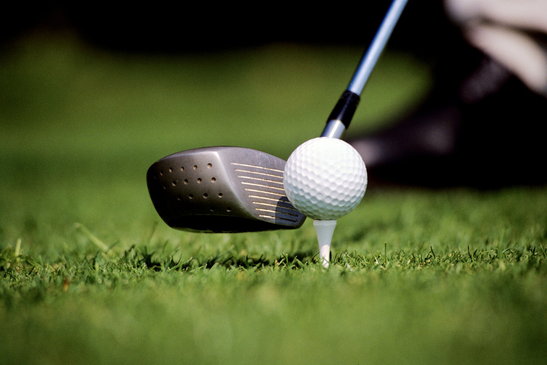 Eine Nahaufnahme eines Golfschlägers am Ball