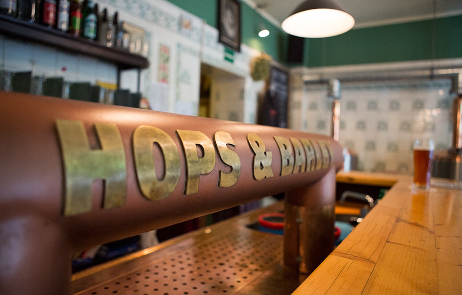 Eine Zapfsäule mit Aufschrift in einer Bar