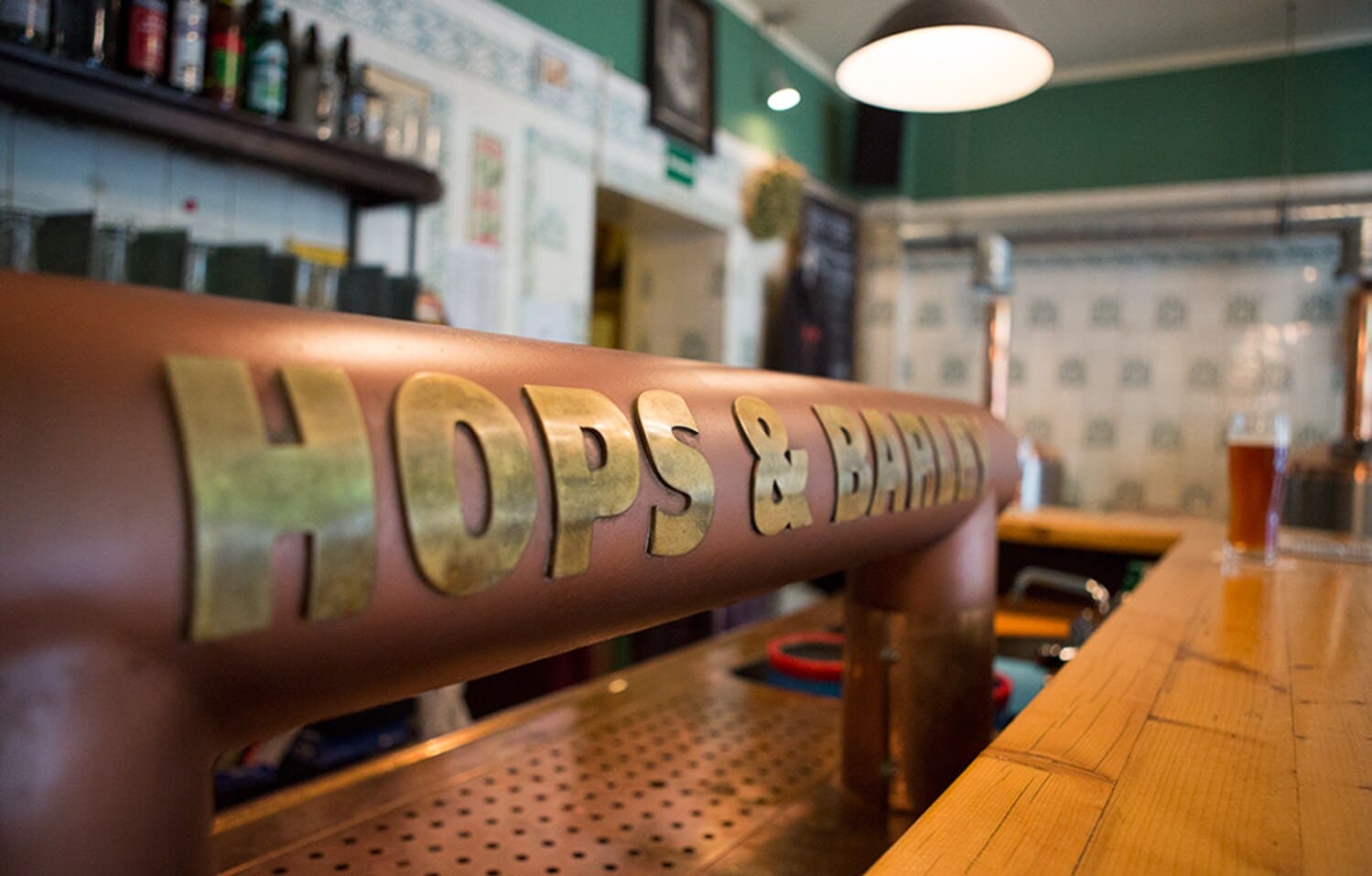 Eine Zapfsäule mit Aufschrift in einer Bar Eine Zapfsäule mit Aufschrift in einer Bar